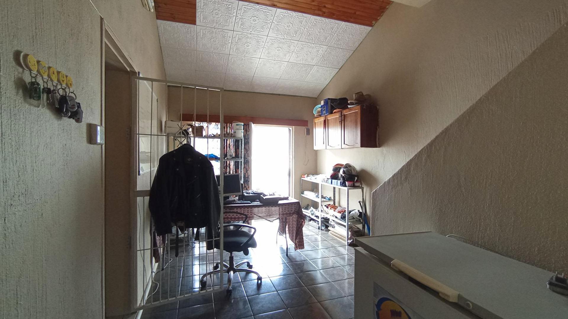 Spaces - 67 square meters of property in The Reeds