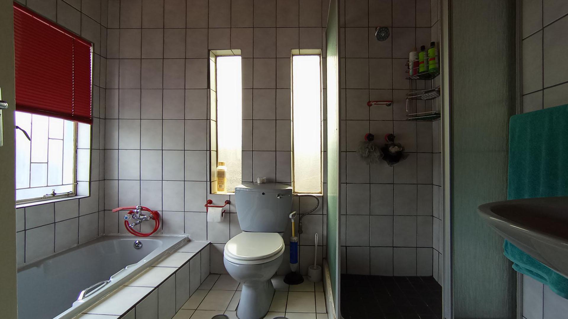 Bathroom 2 - 7 square meters of property in The Reeds