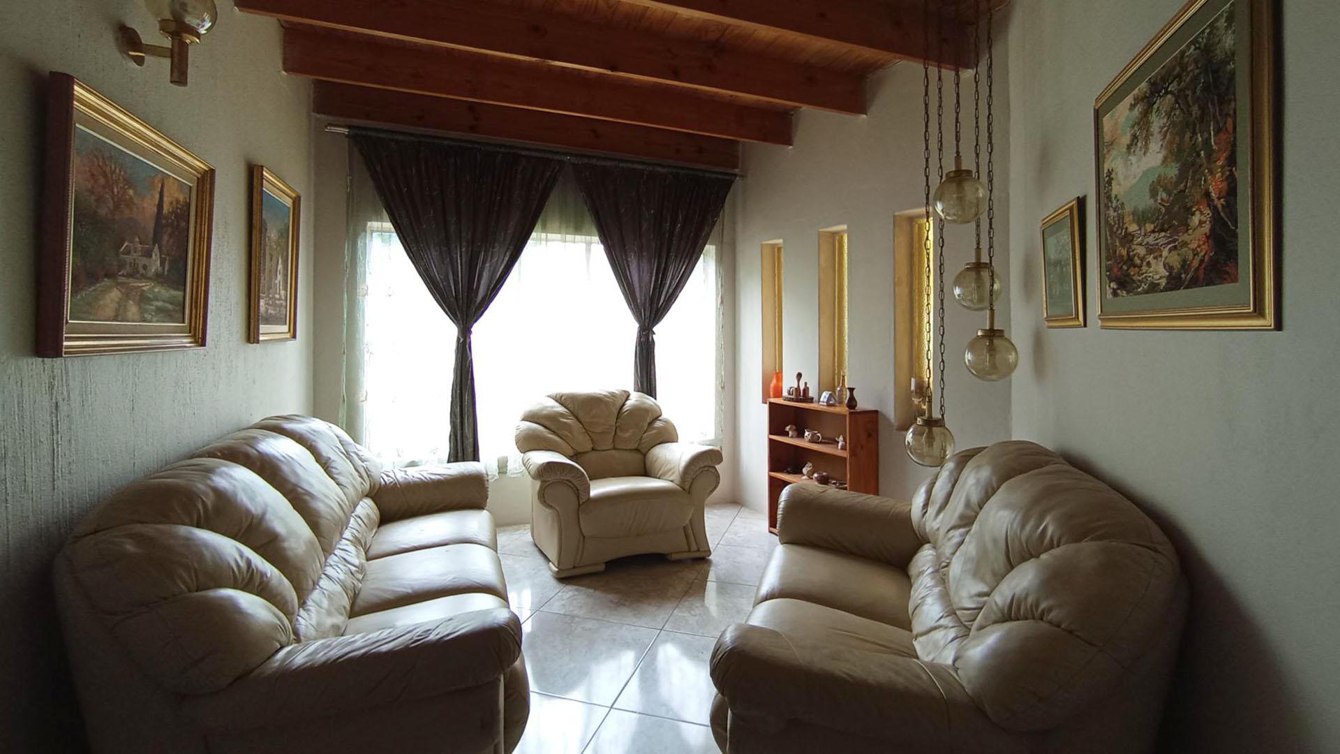 Lounges - 40 square meters of property in The Reeds