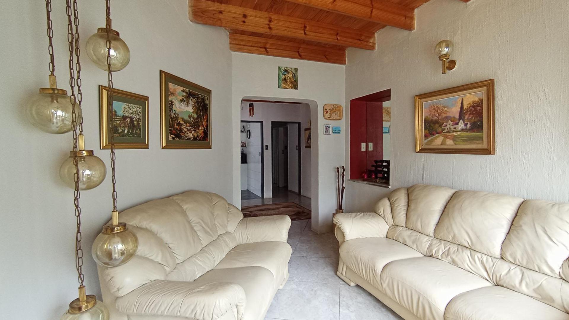 Lounges - 40 square meters of property in The Reeds