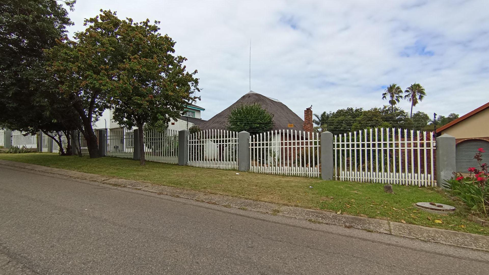 Front View of property in The Reeds