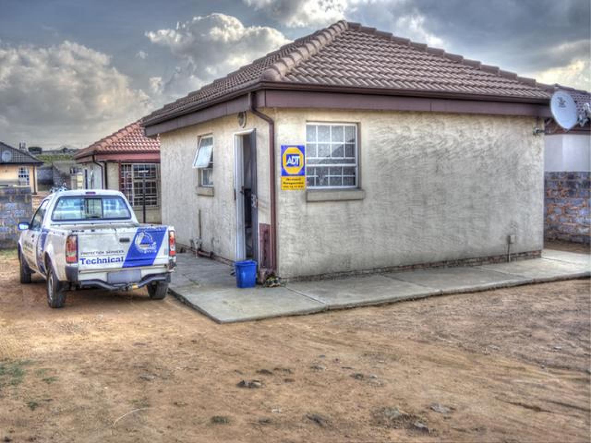 Front View of property in Roodekop