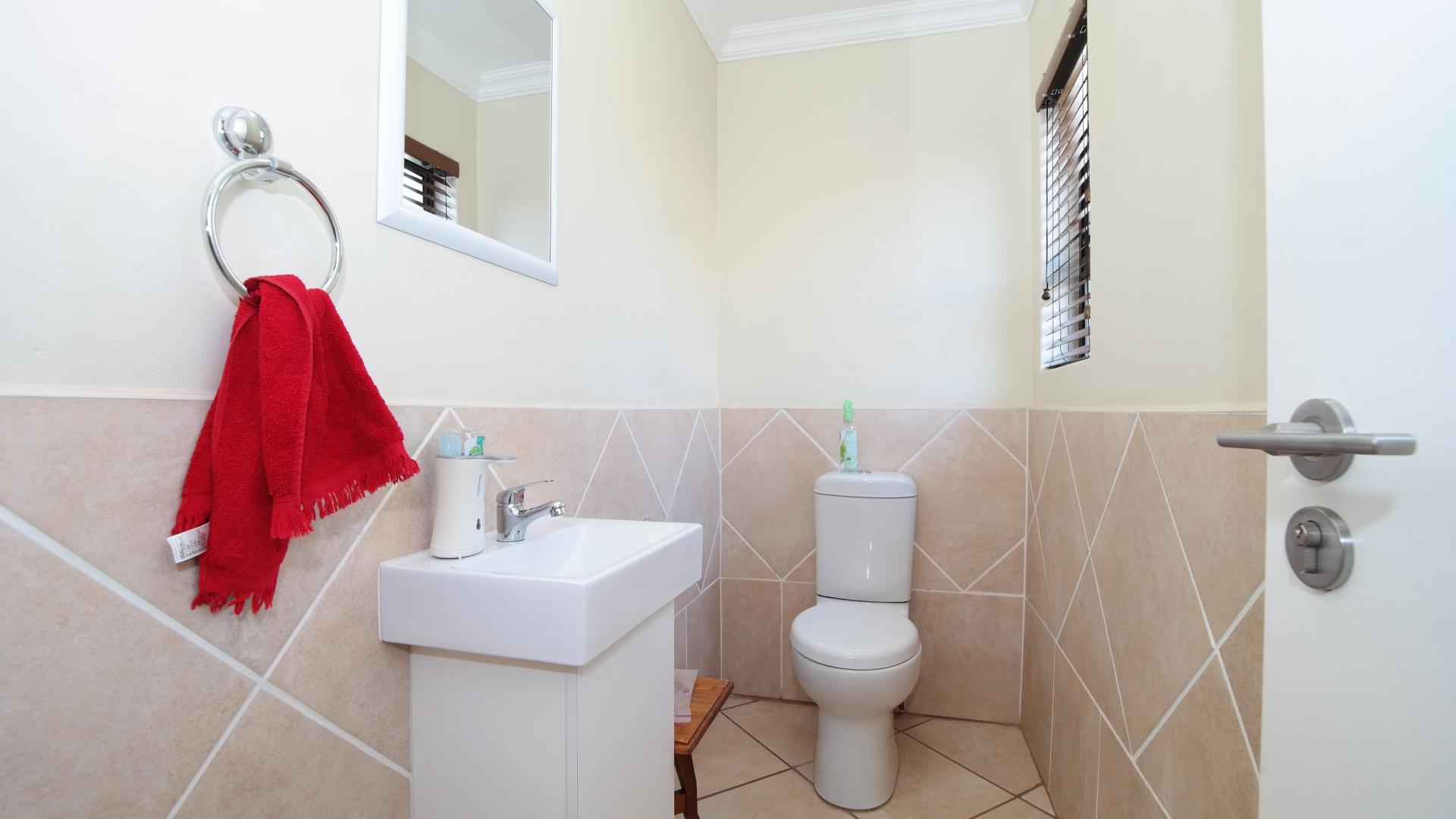 Guest Toilet - 3 square meters of property in Heron Hill Estate