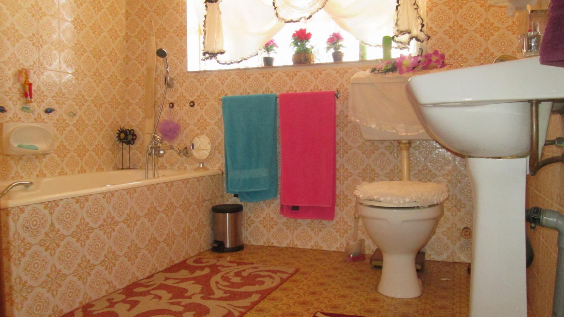 Bathroom 1 - 8 square meters of property in Rosashof AH