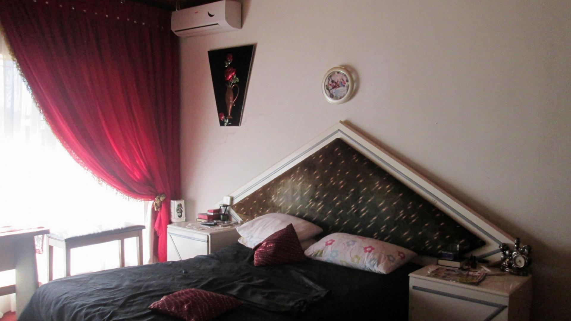 Bed Room 1 - 19 square meters of property in Rosashof AH