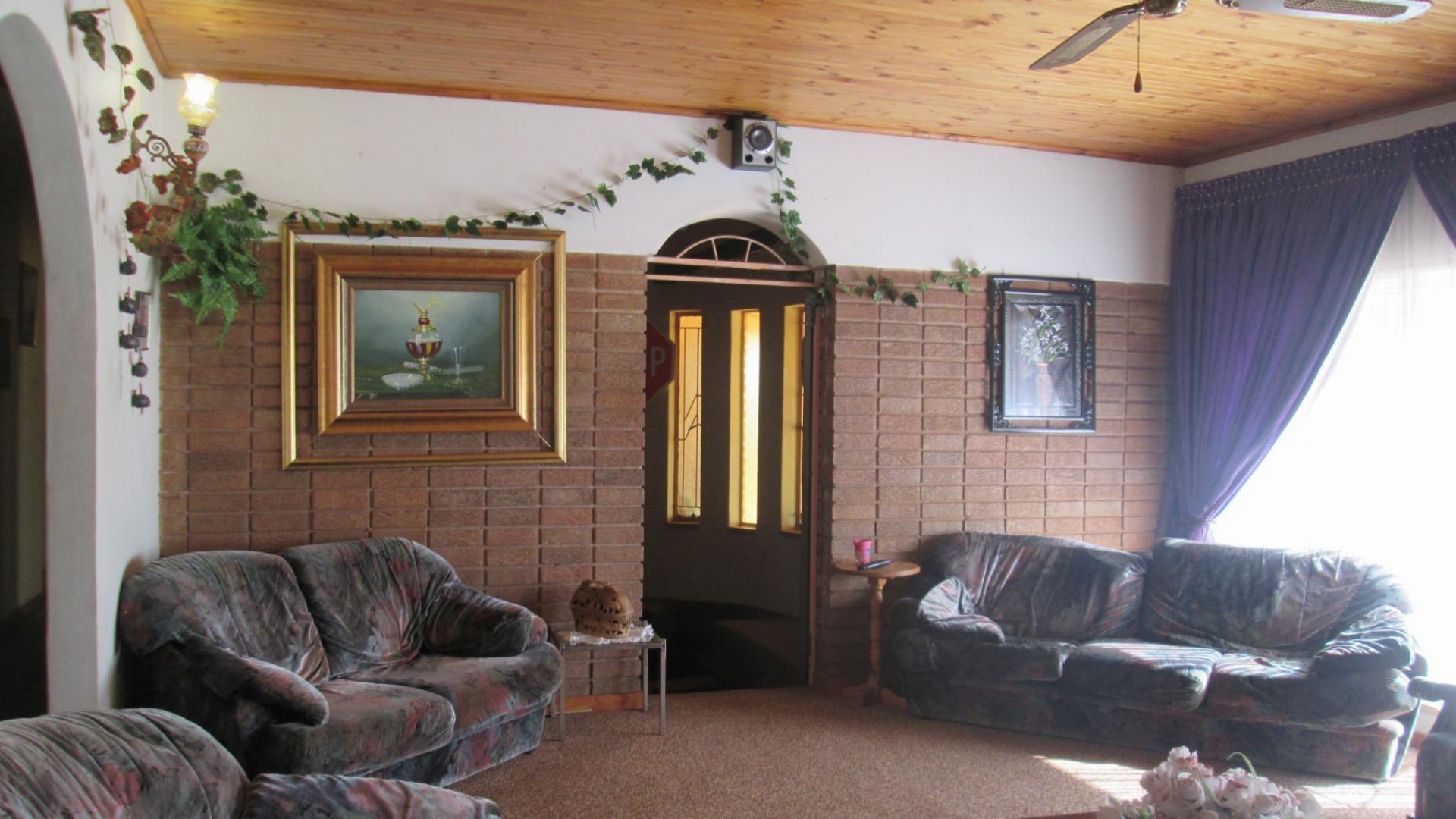 Lounges - 31 square meters of property in Rosashof AH