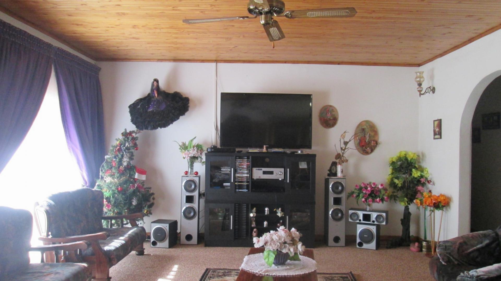 Lounges - 31 square meters of property in Rosashof AH