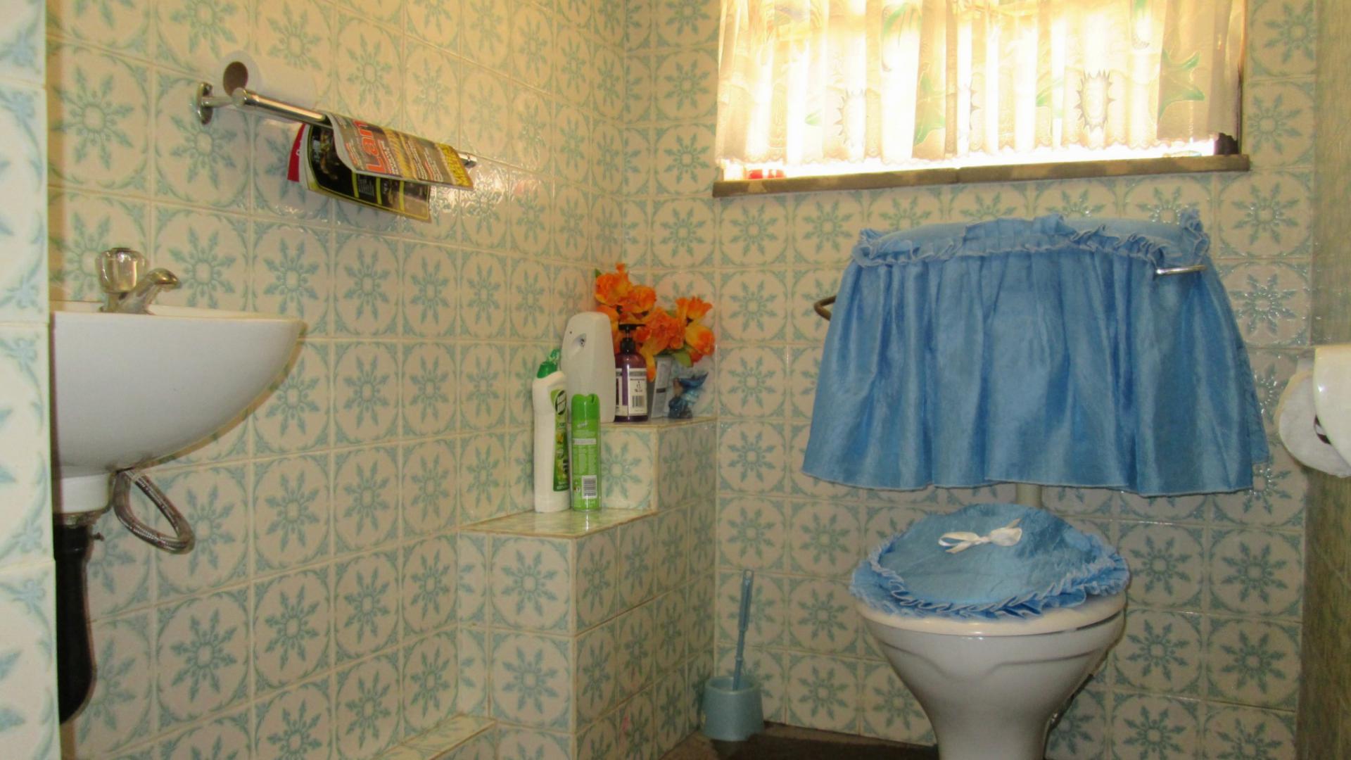 Bathroom 2 of property in Rosashof AH