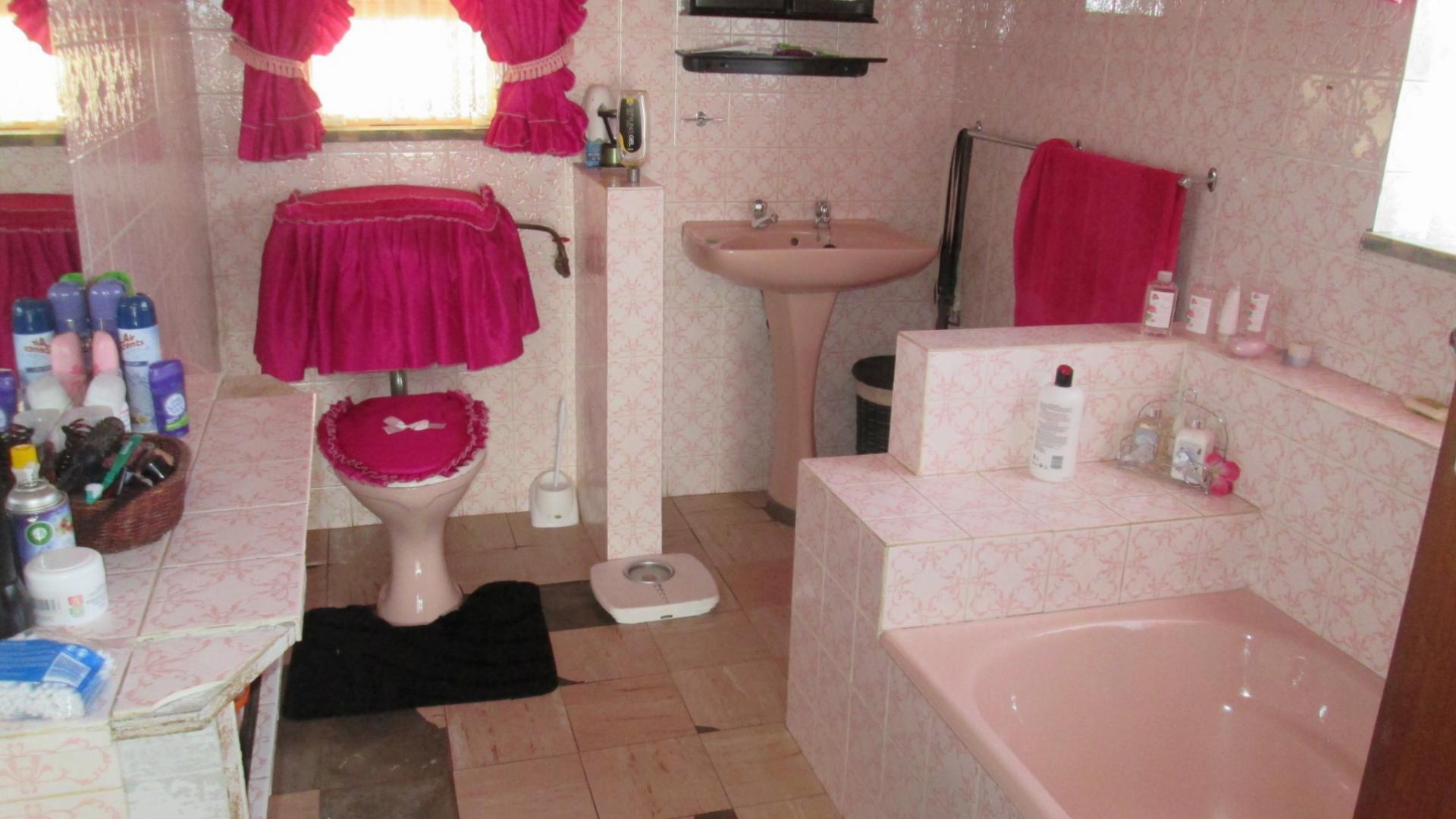 Main Bathroom - 8 square meters of property in Rosashof AH