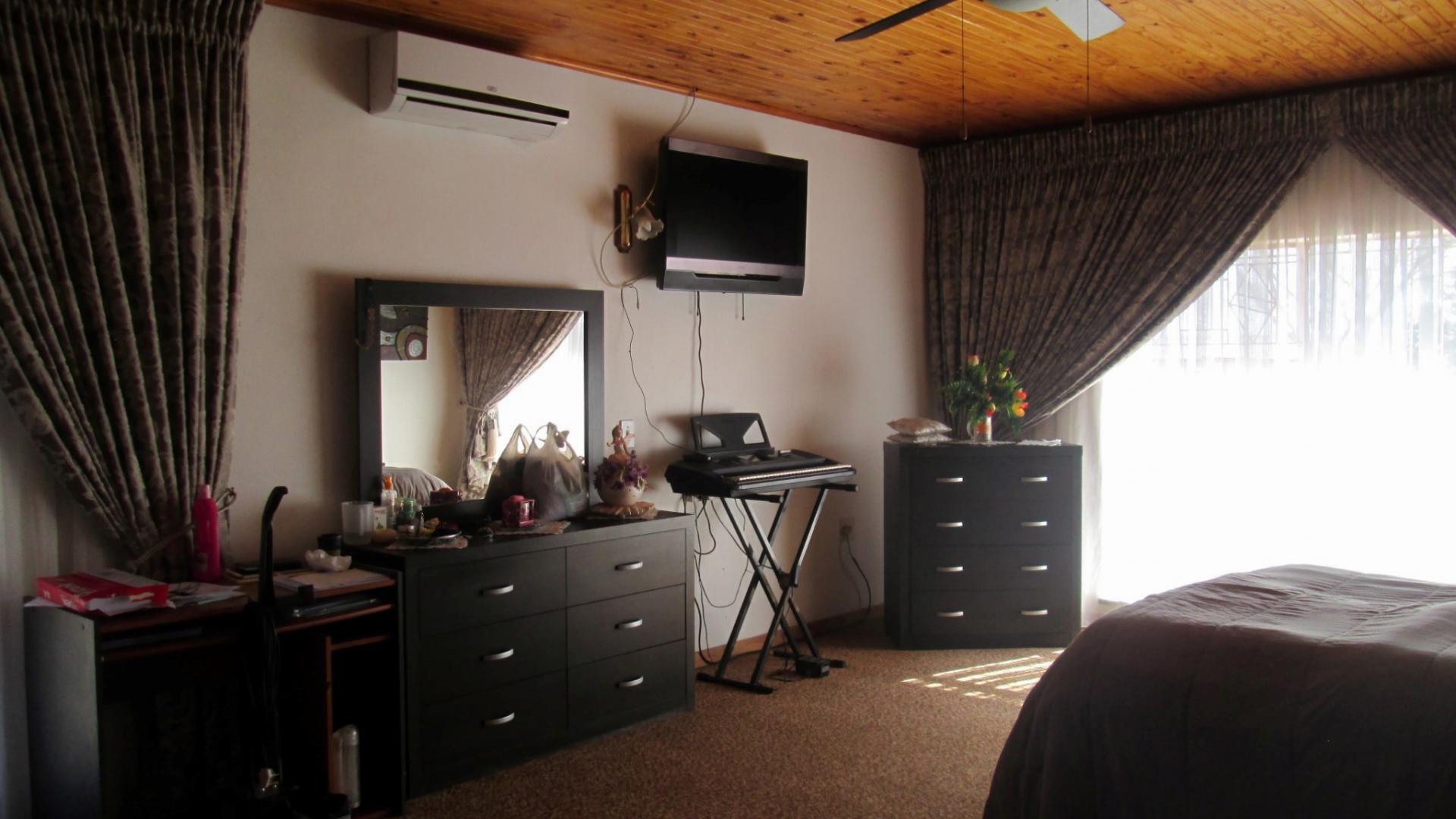 Main Bedroom - 42 square meters of property in Rosashof AH