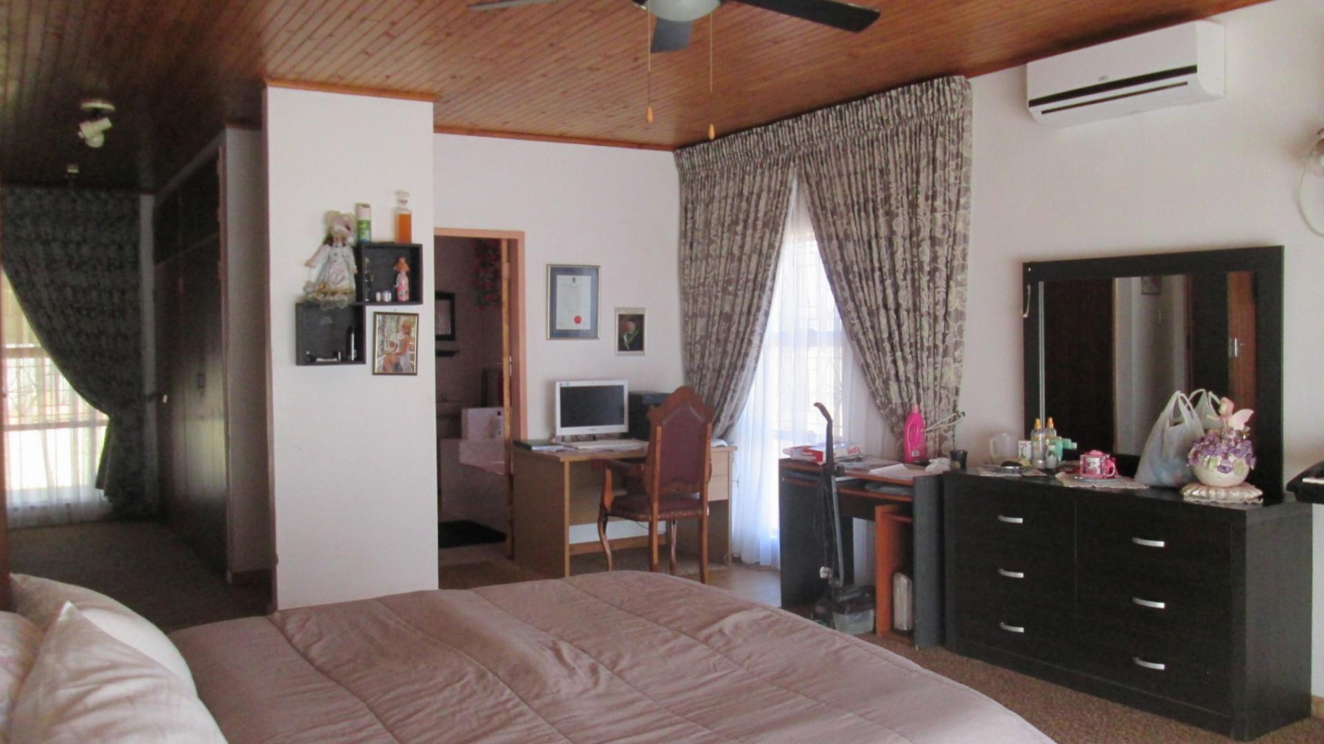 Main Bedroom - 42 square meters of property in Rosashof AH