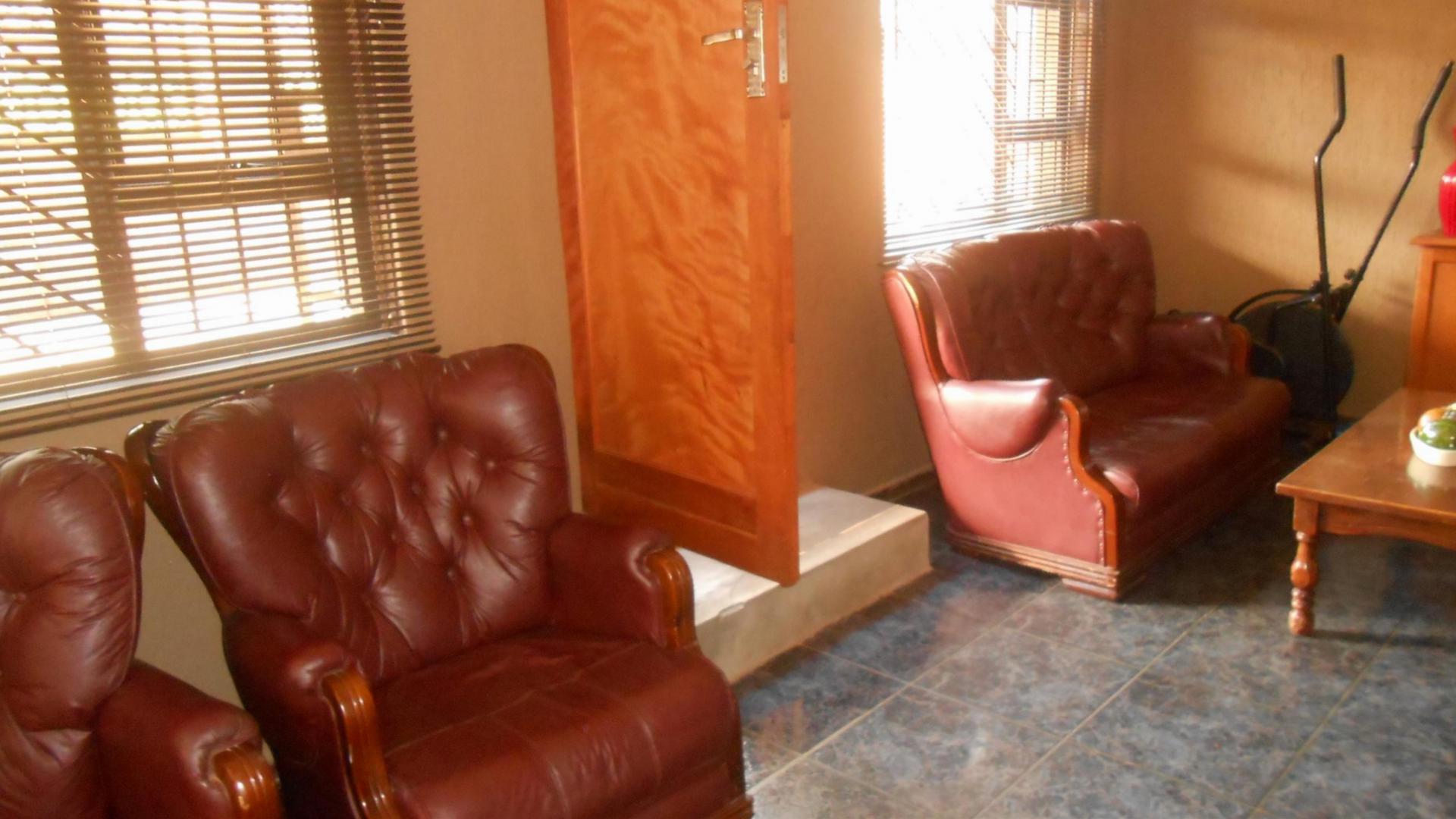 Lounges - 40 square meters of property in Eersterust