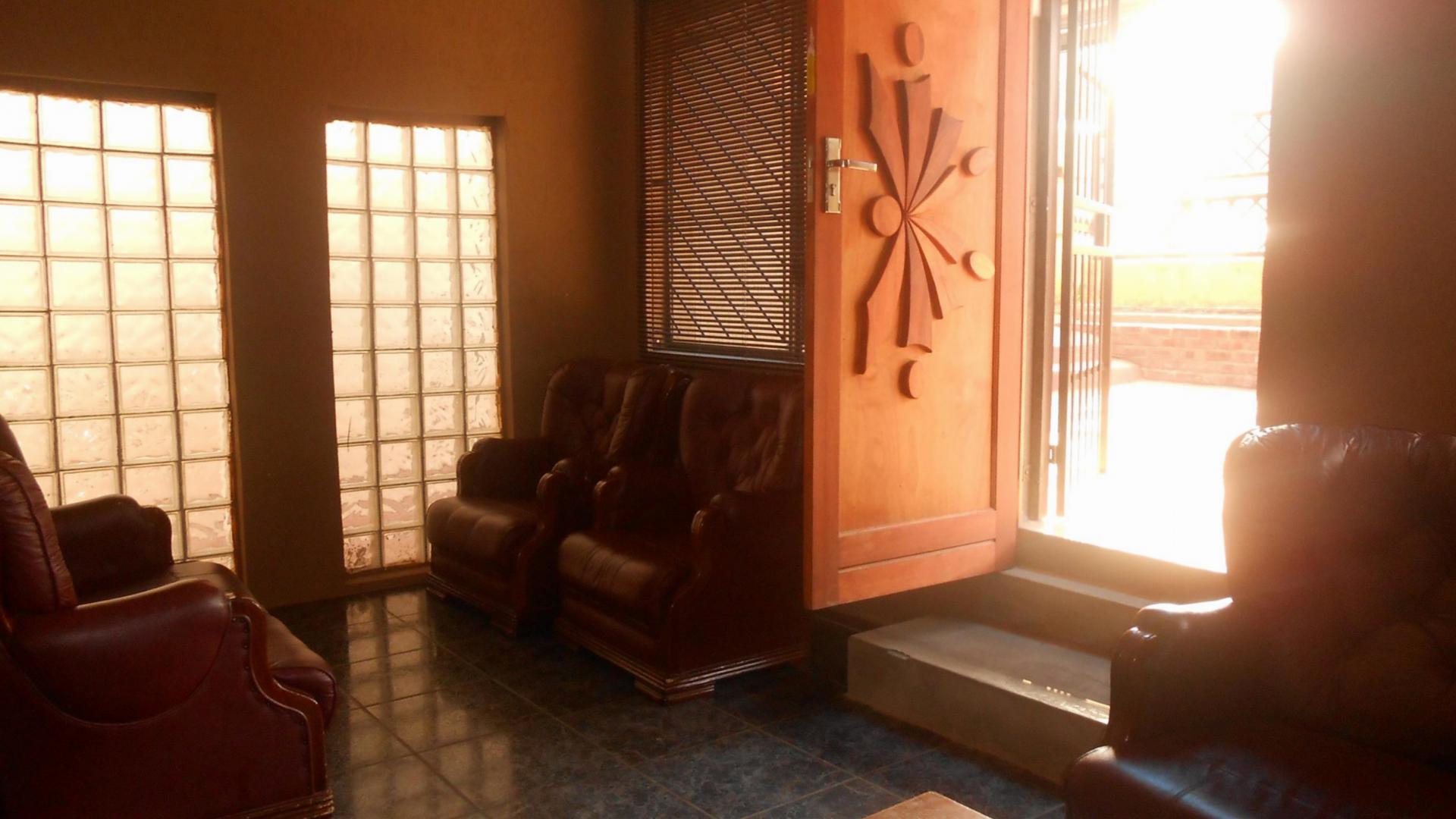 Lounges - 40 square meters of property in Eersterust