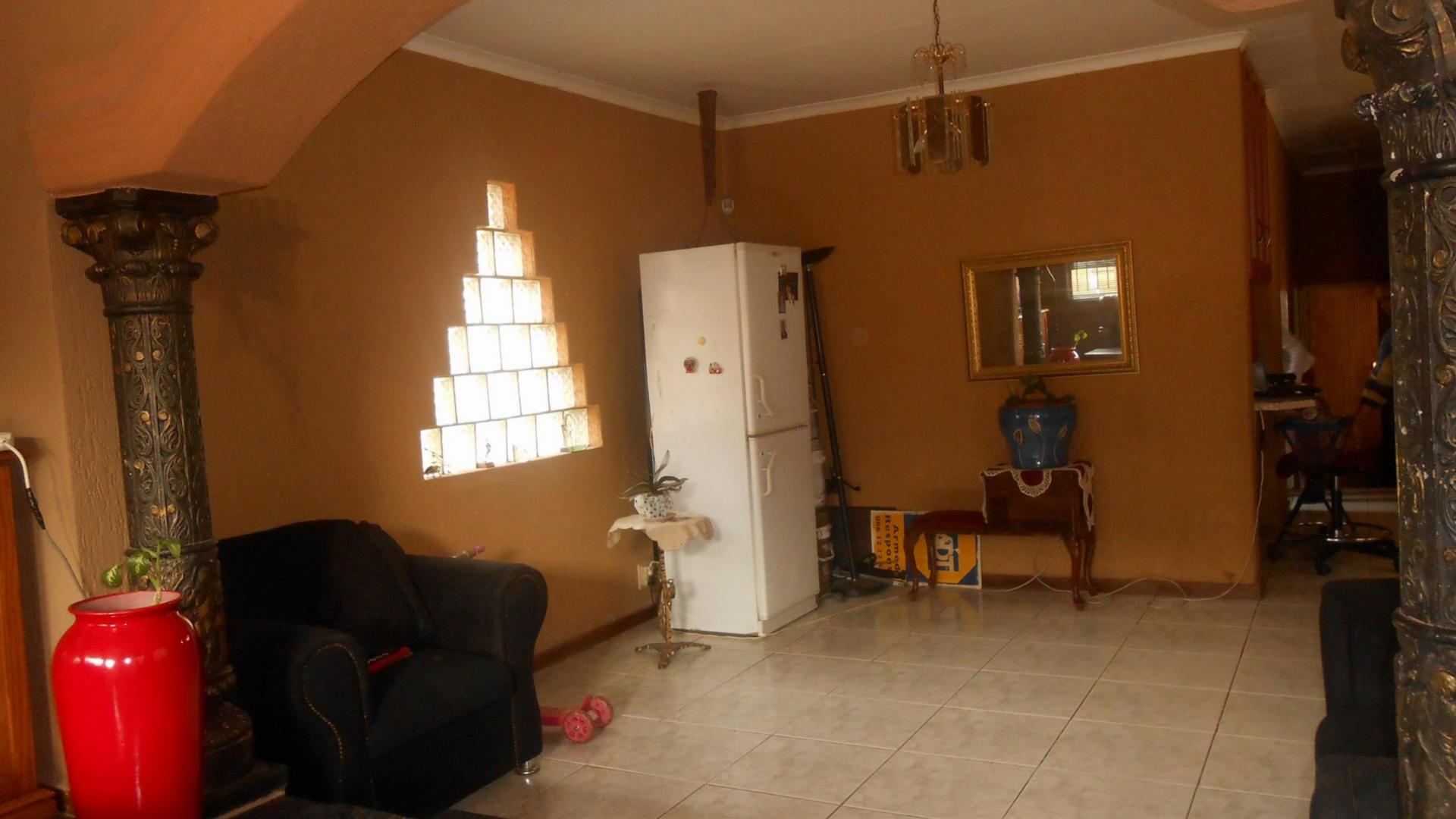 Lounges - 40 square meters of property in Eersterust