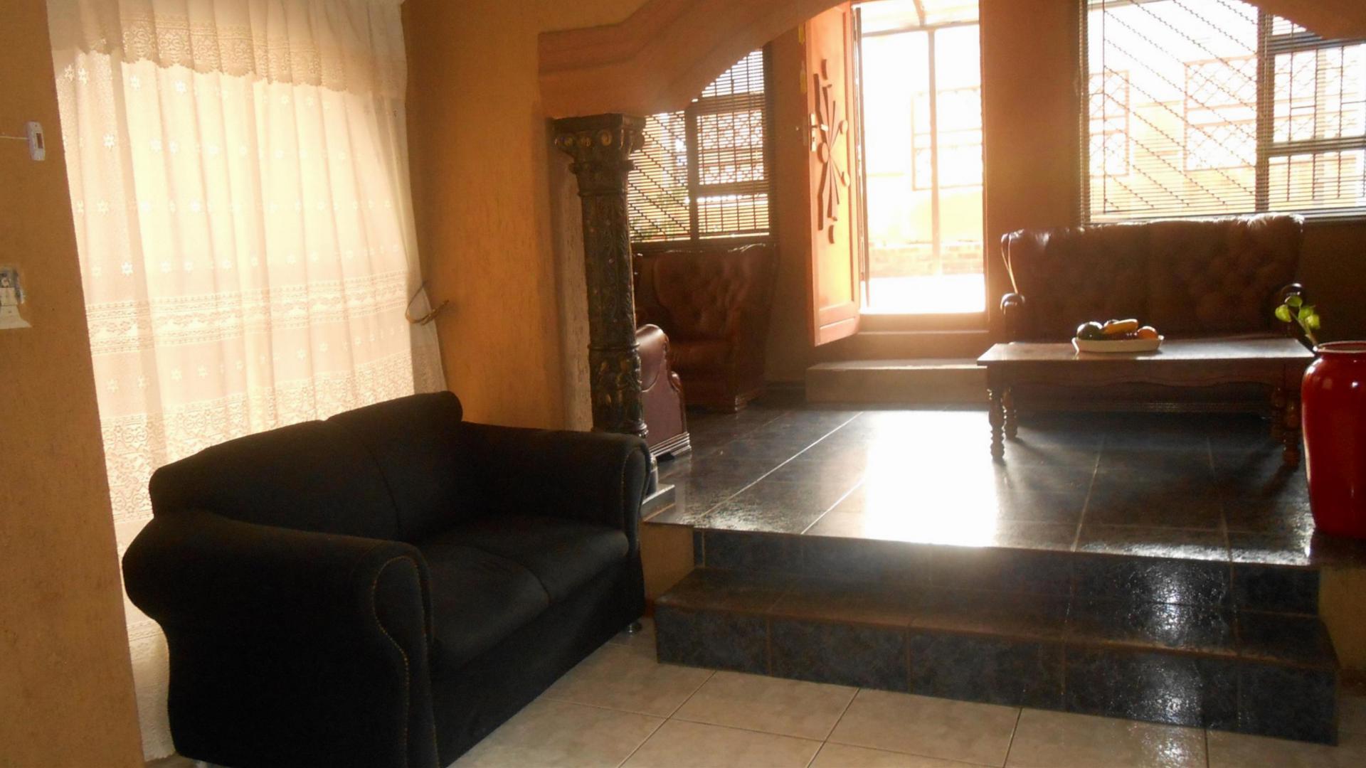 Lounges - 40 square meters of property in Eersterust