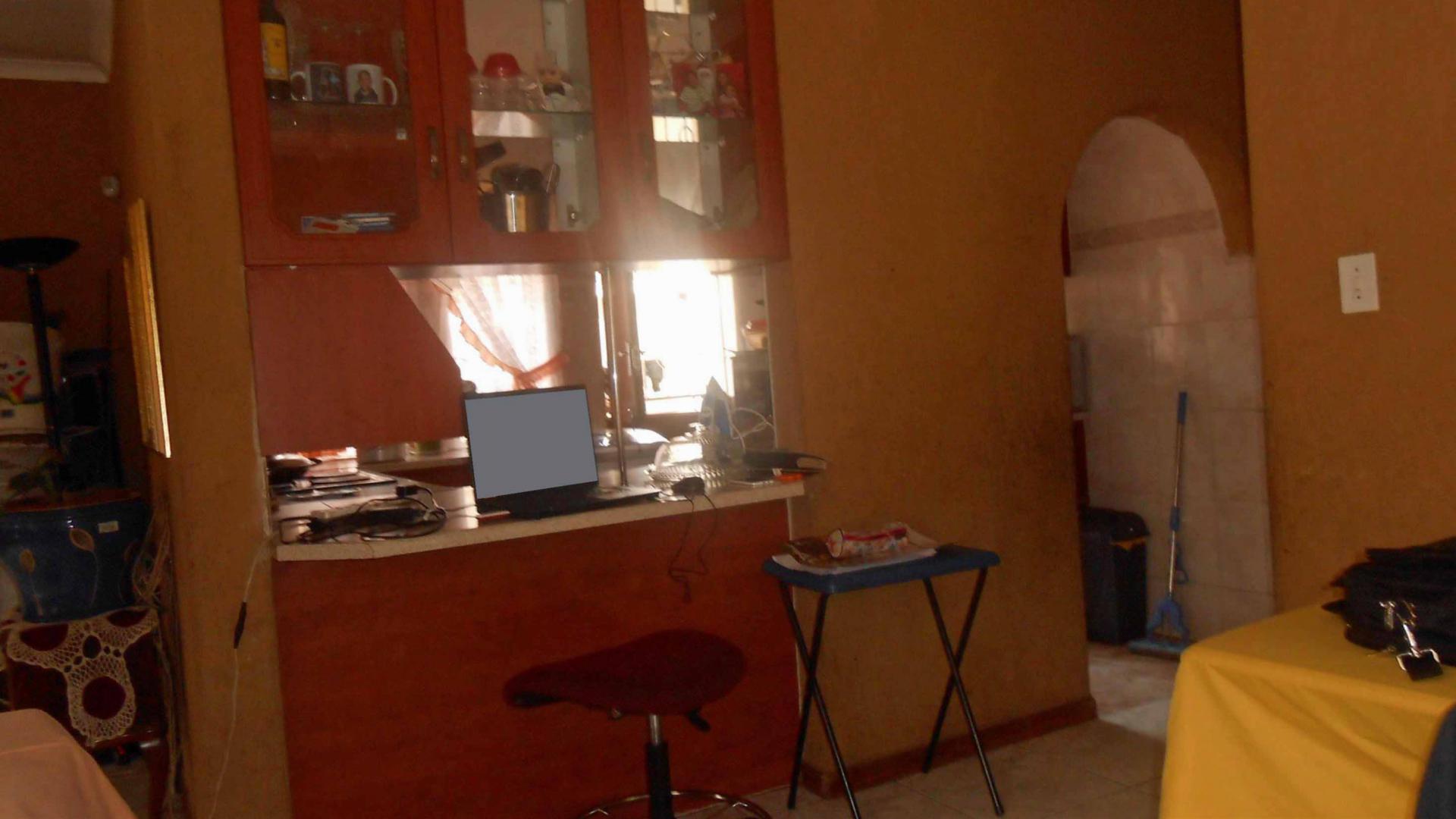 Lounges - 40 square meters of property in Eersterust