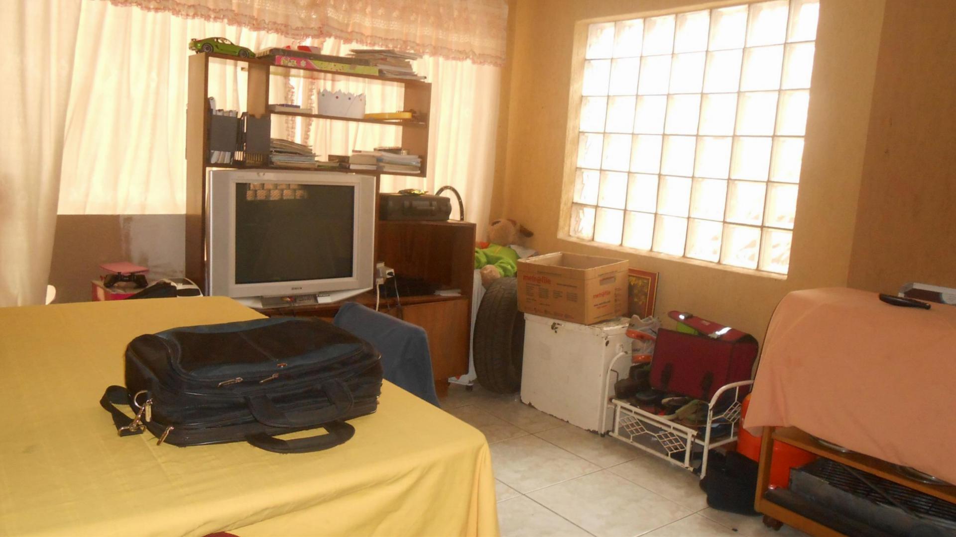 Lounges - 40 square meters of property in Eersterust