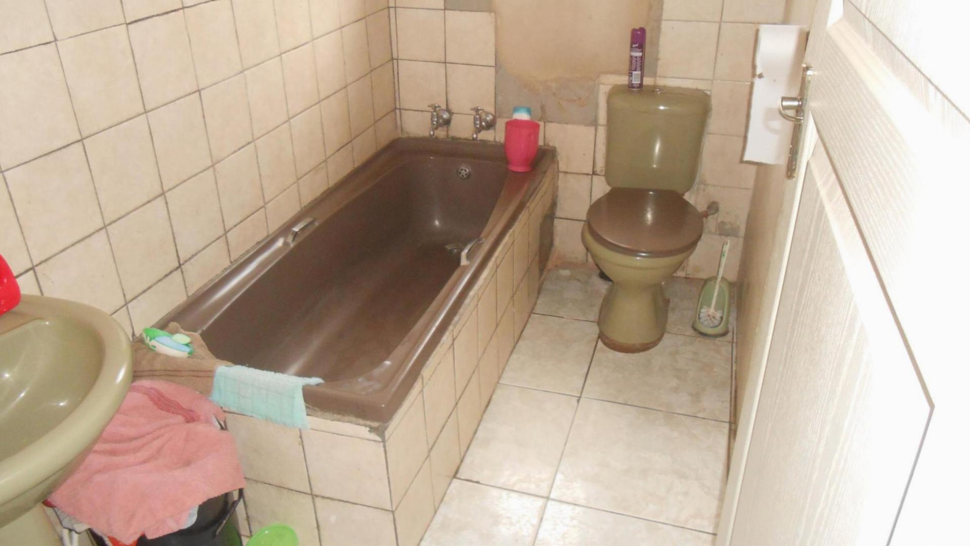 Bathroom 1 - 5 square meters of property in Eersterust
