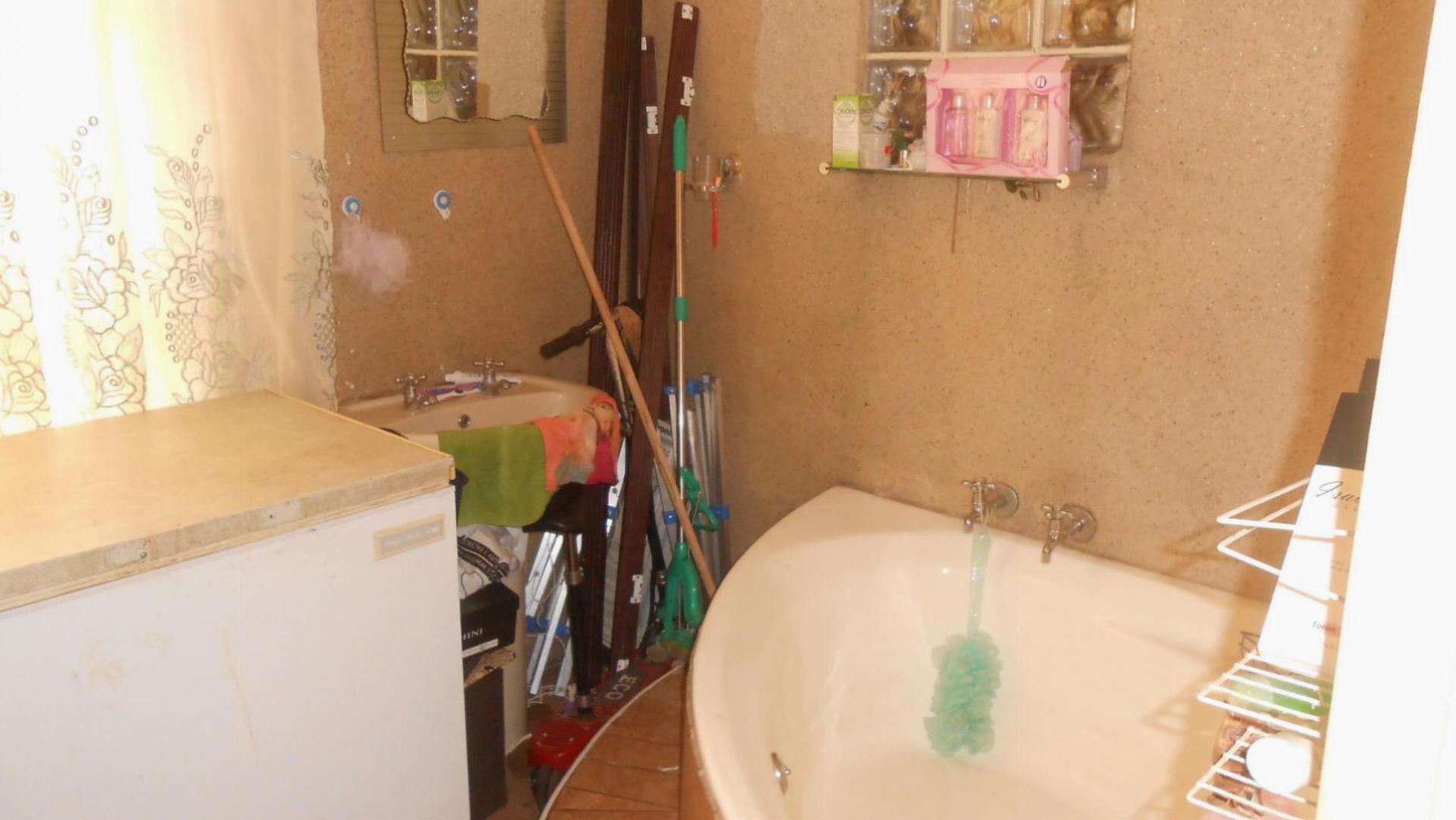 Main Bathroom - 9 square meters of property in Eersterust