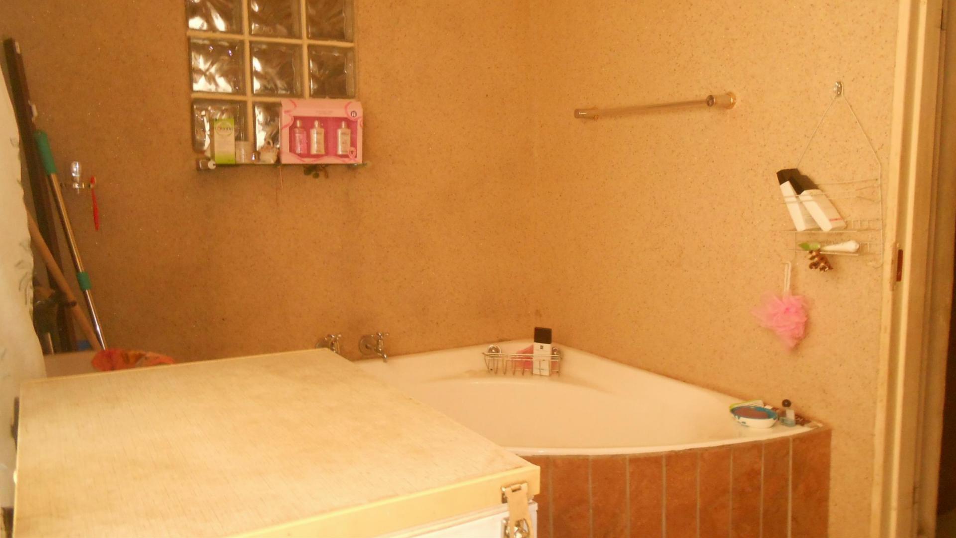 Main Bathroom - 9 square meters of property in Eersterust