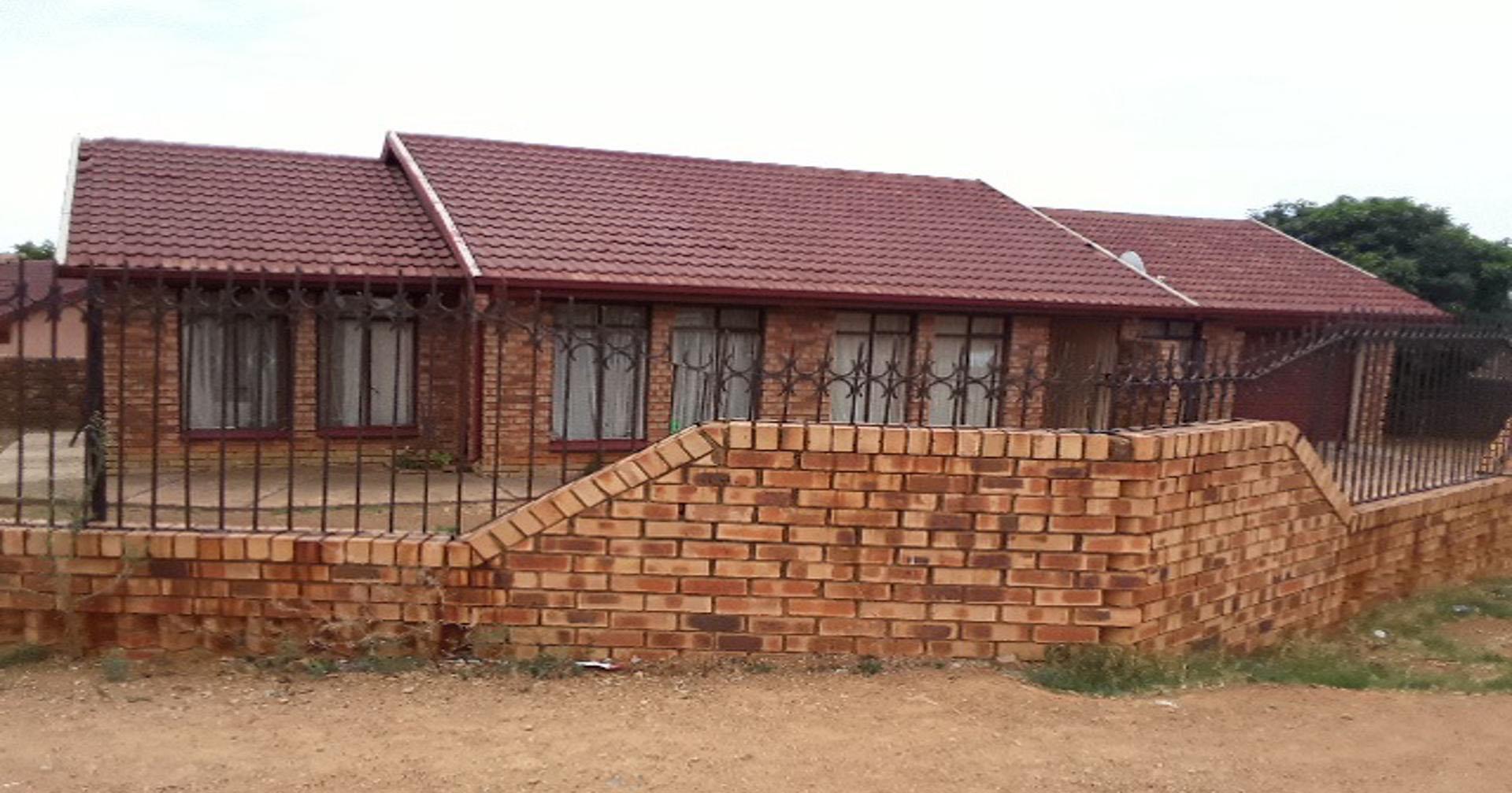 Front View of property in Soshanguve