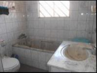Bathroom 1 - 8 square meters of property in Potchefstroom