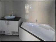 Main Bathroom of property in Lakefield