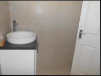 Bathroom 1 - 6 square meters of property in Lakefield