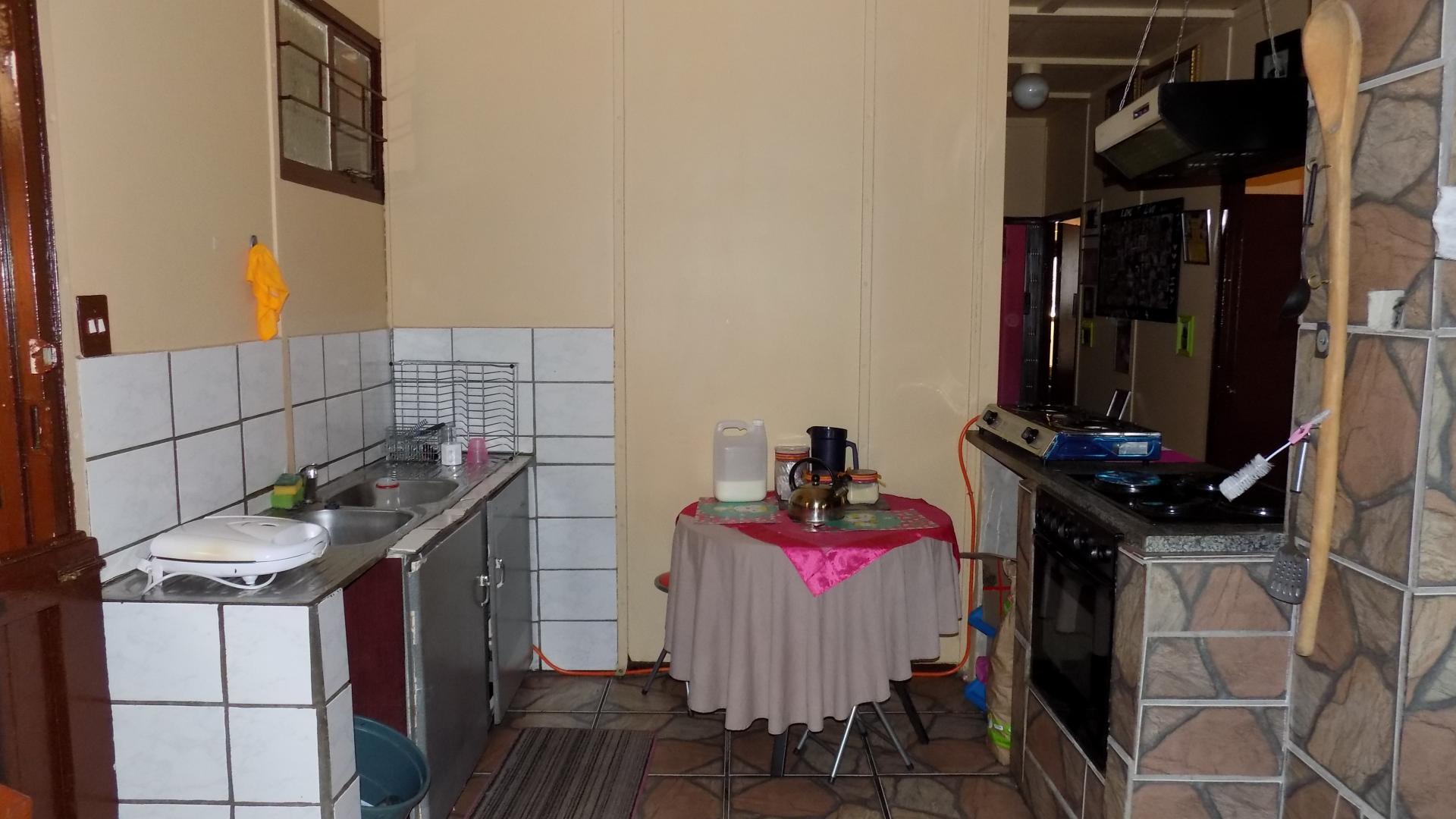 Kitchen - 20 square meters of property in Komati