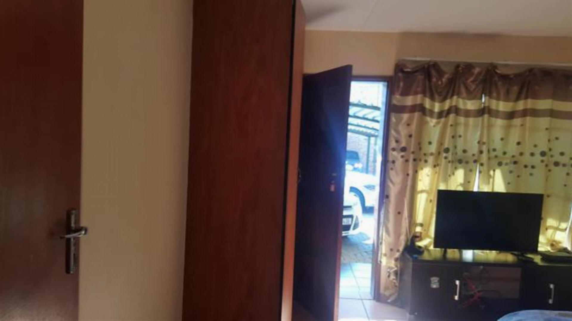 Bed Room 1 - 10 square meters of property in Die Bult