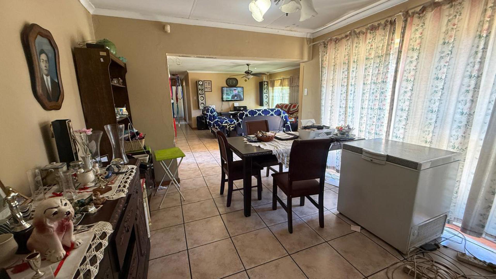 Dining Room of property in Mineralia