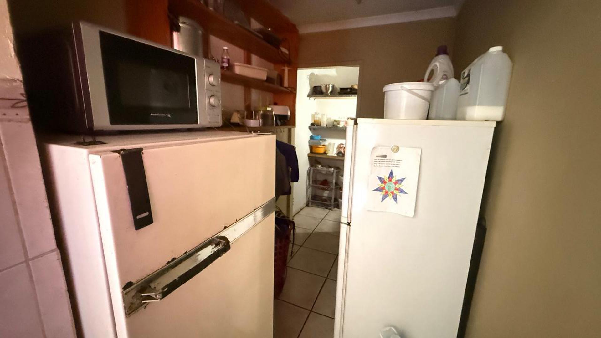 Kitchen of property in Mineralia
