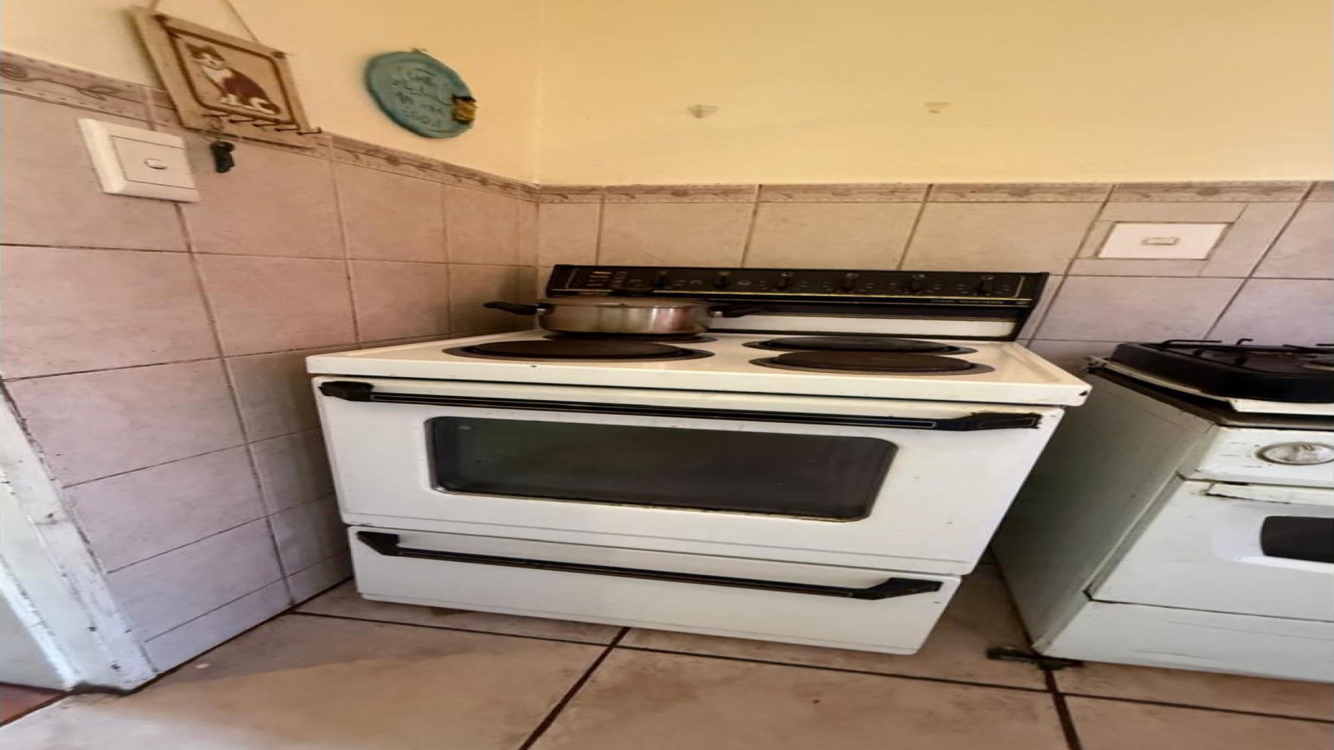 Kitchen of property in Mineralia