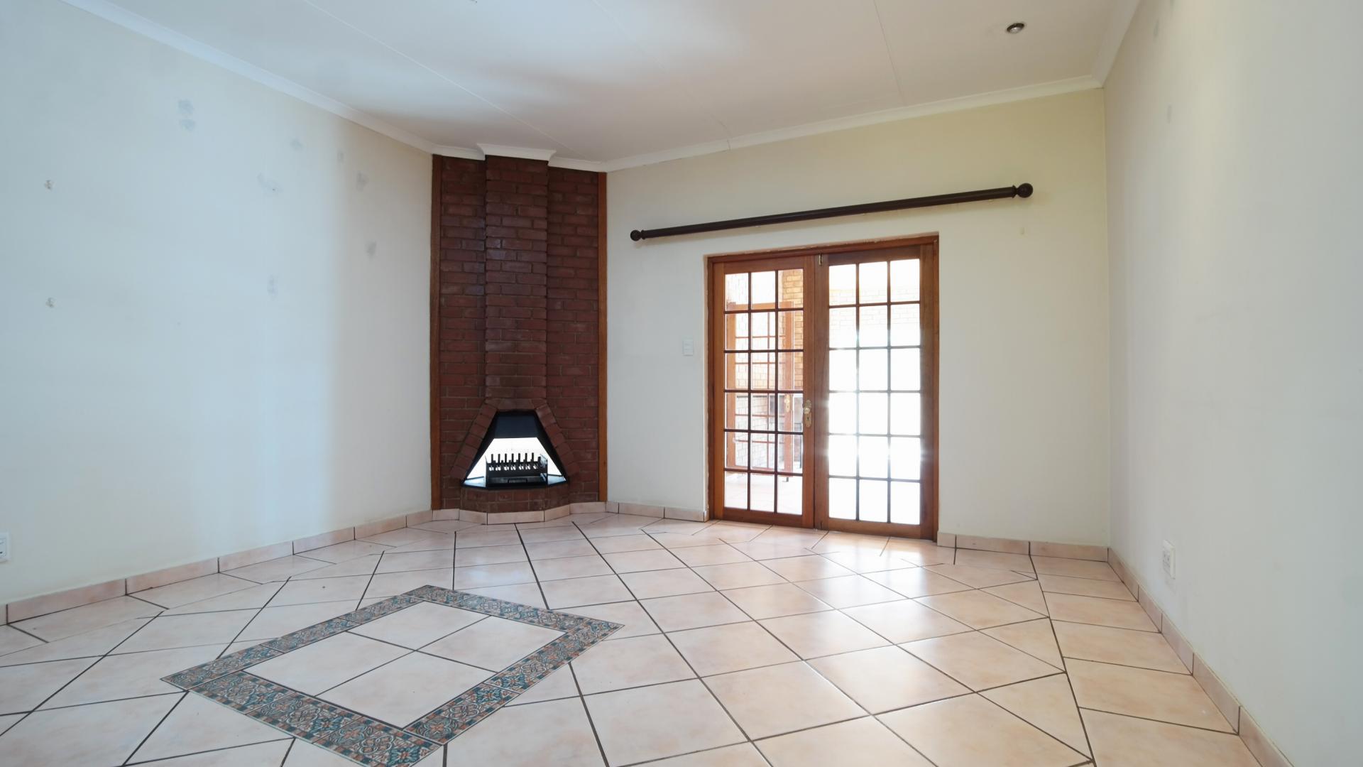 Dining Room - 24 square meters of property in Silver Lakes Golf Estate