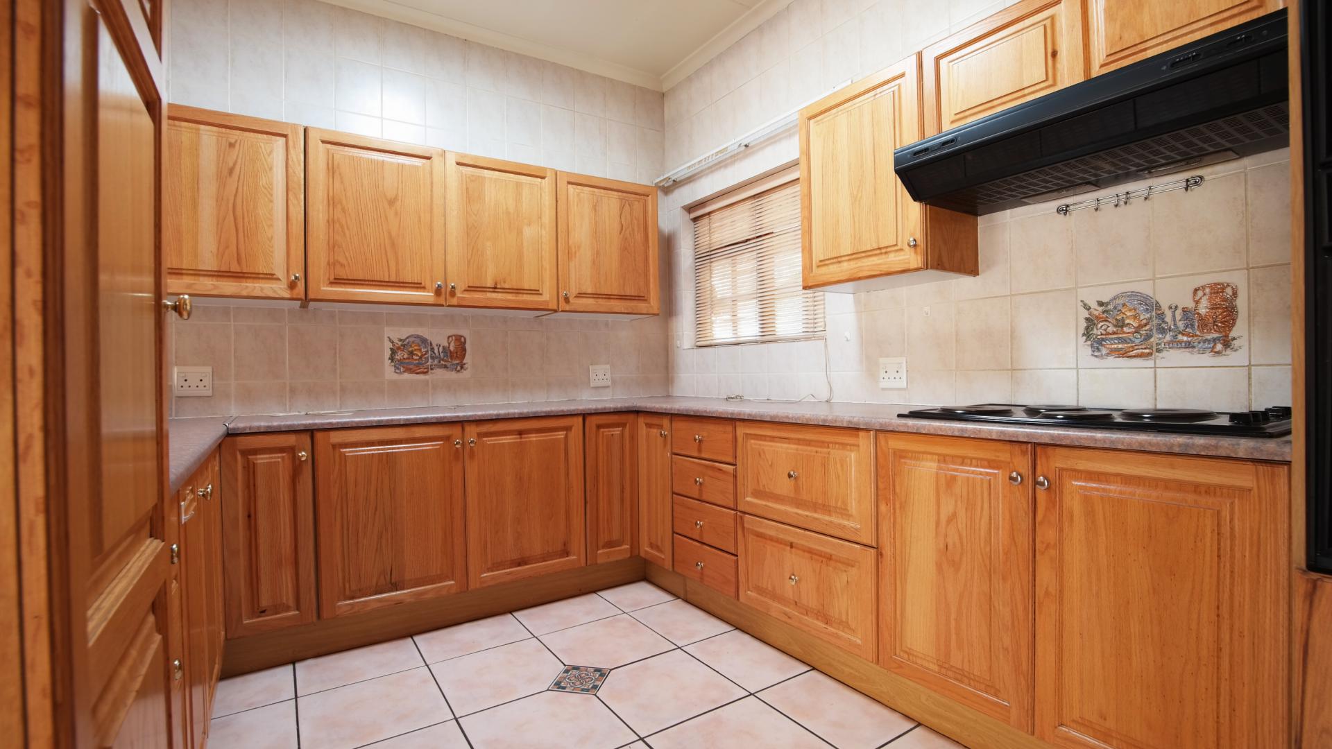 Kitchen - 18 square meters of property in Silver Lakes Golf Estate