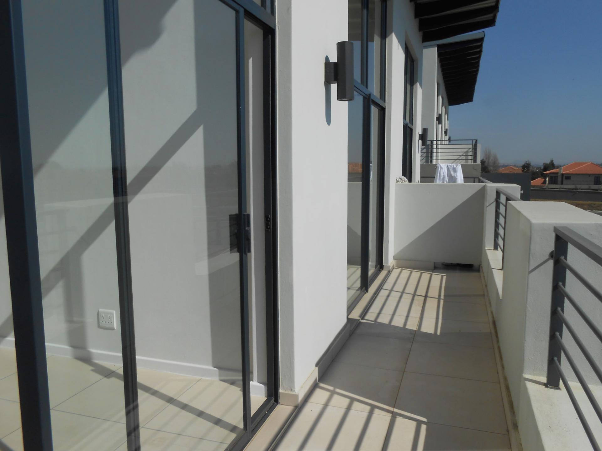 Balcony - 11 square meters of property in Fourways