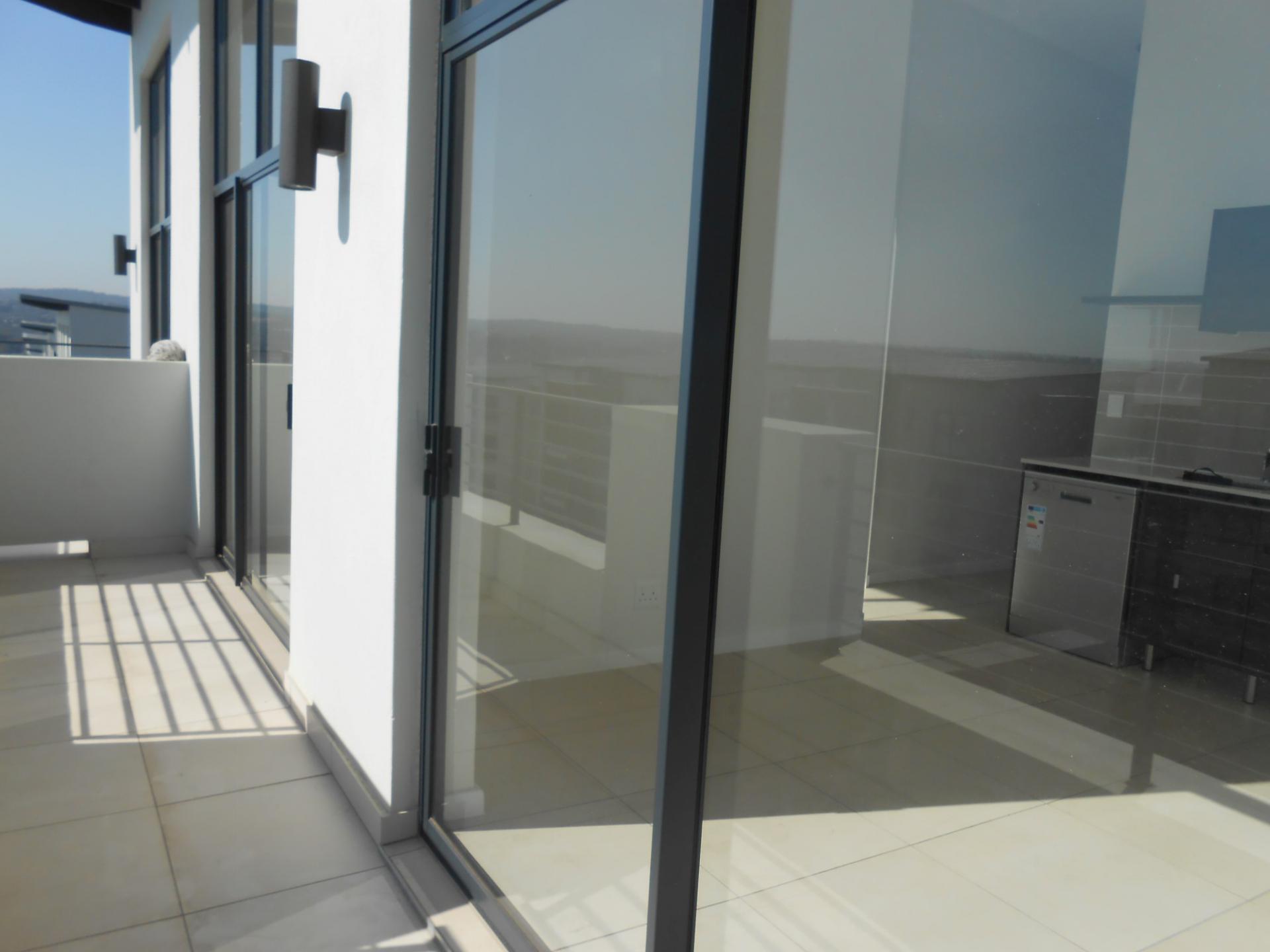 Balcony - 11 square meters of property in Fourways