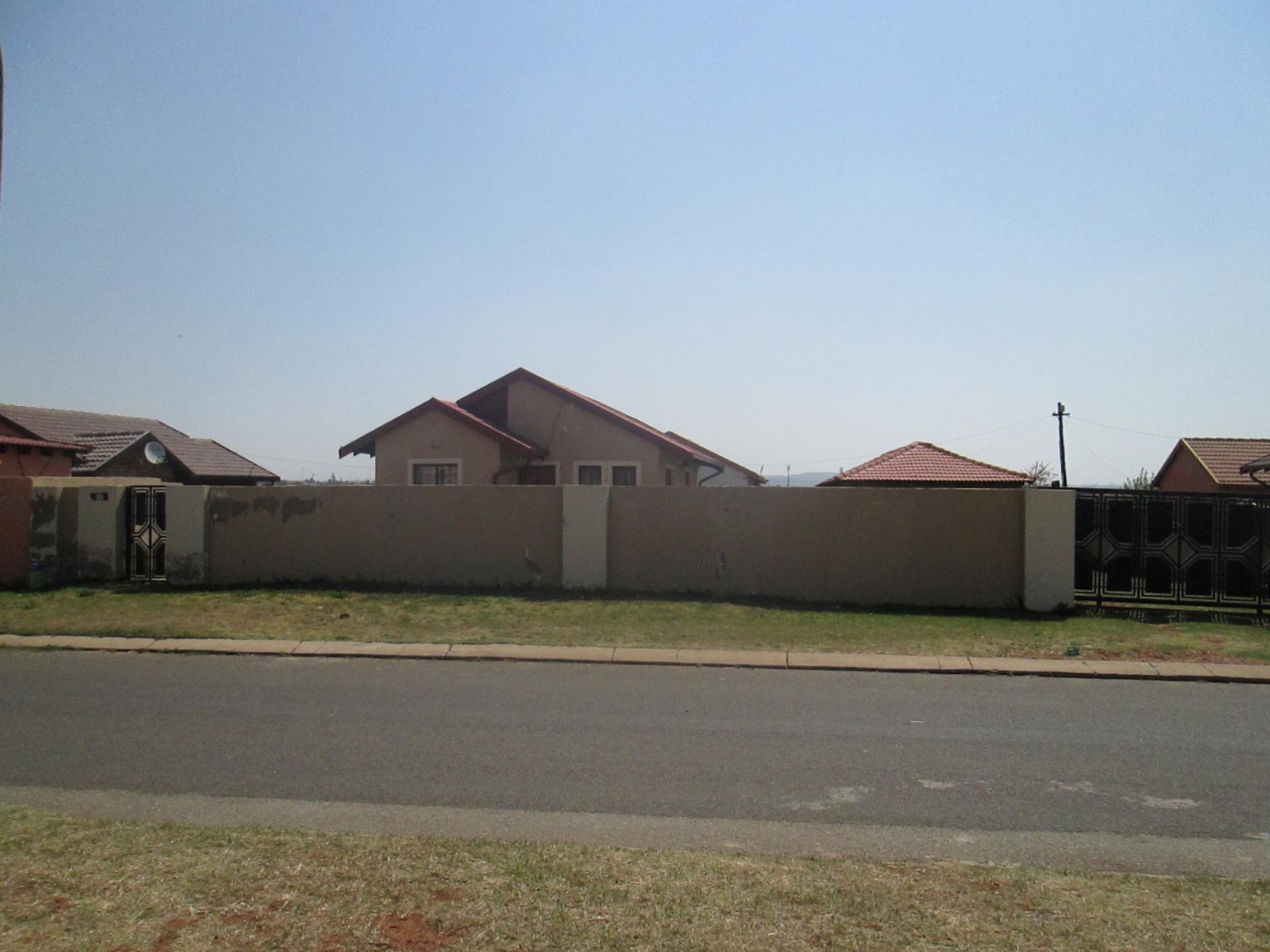 Front View of property in Spruitview