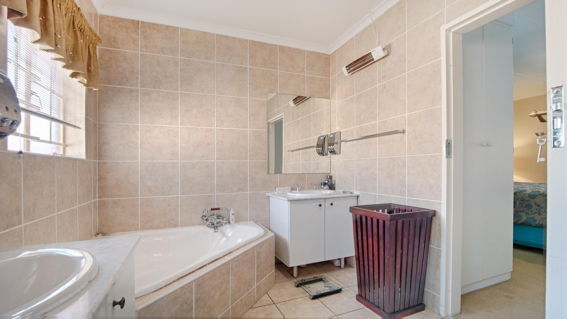 Main Bathroom - 9 square meters of property in The Wilds Estate
