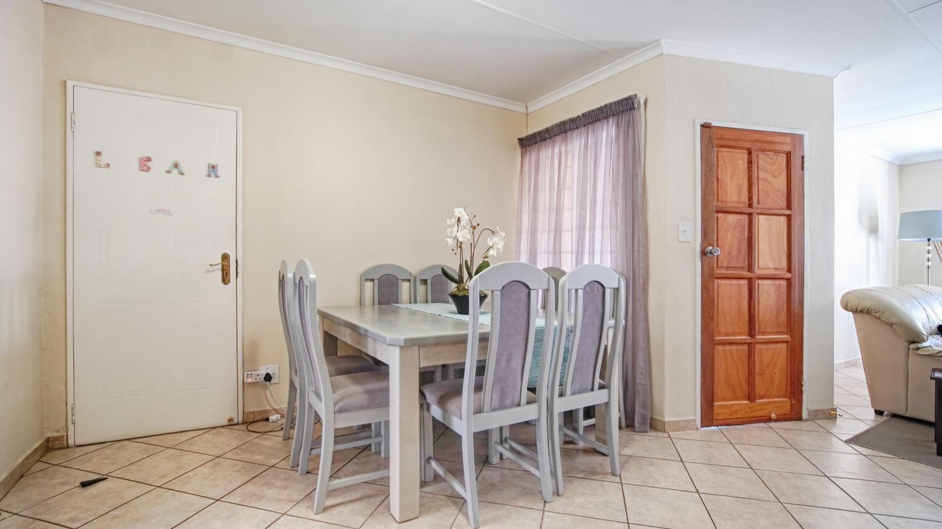 Dining Room - 12 square meters of property in The Wilds Estate