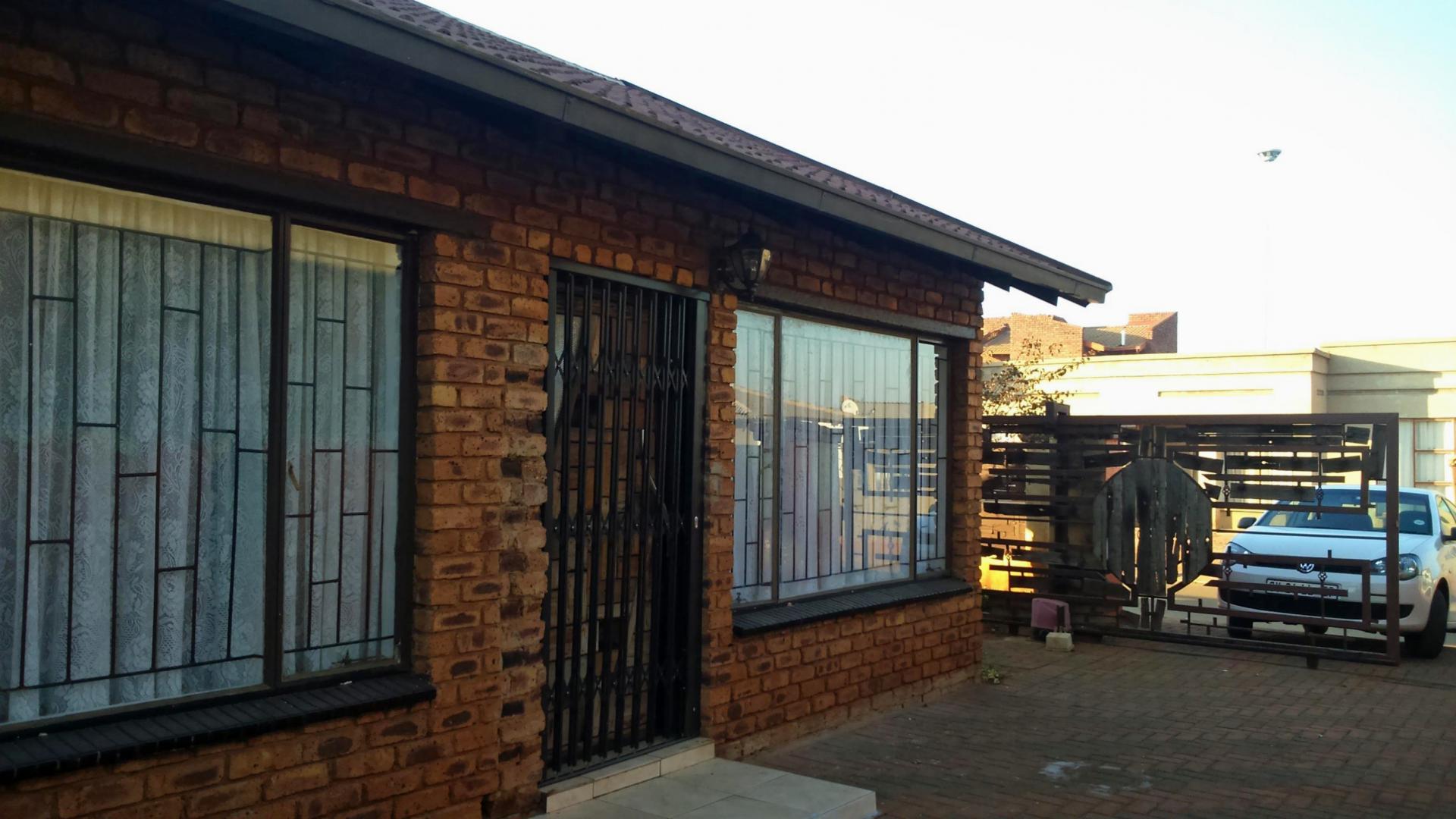 Front View of property in Vosloorus