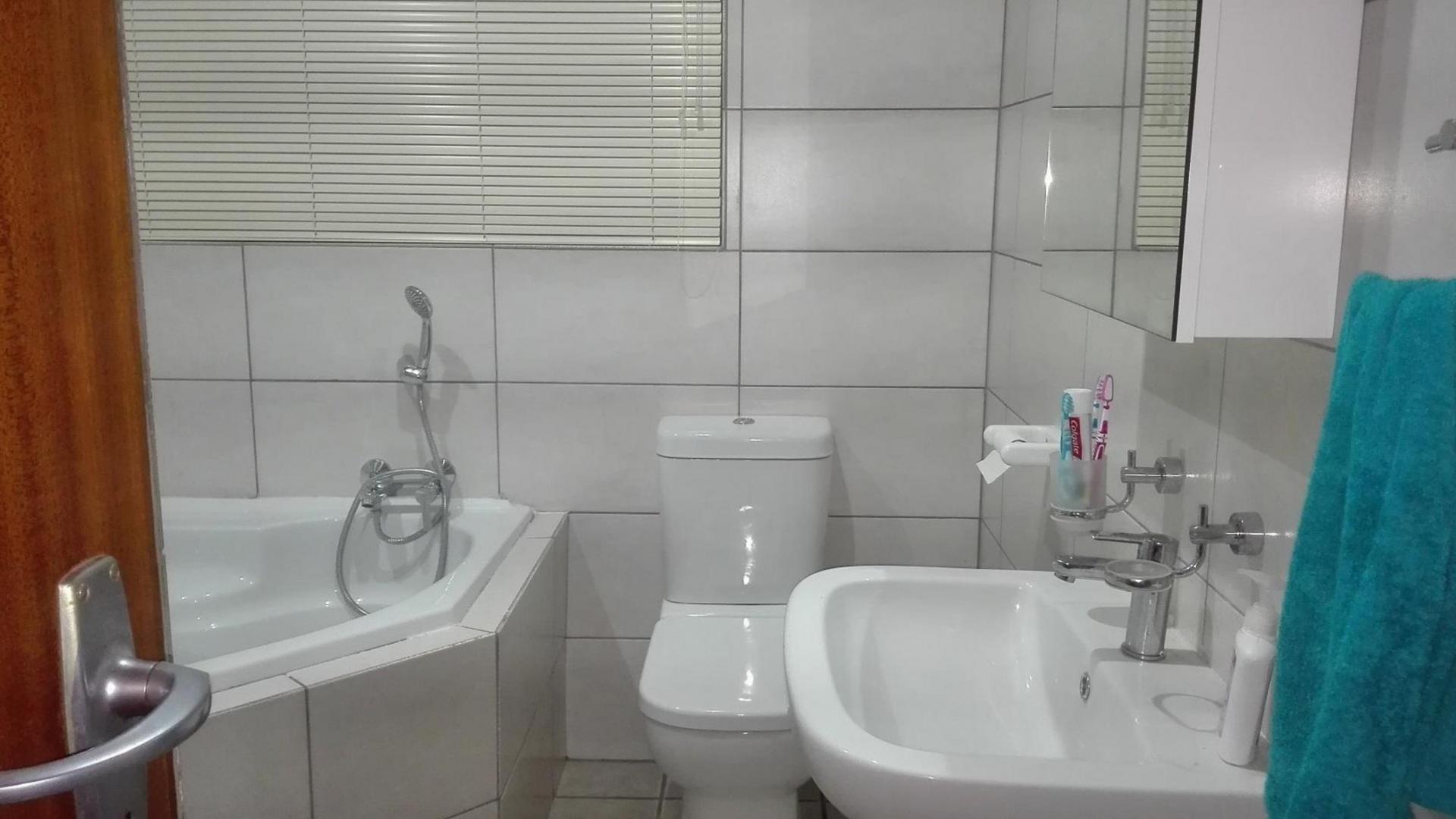 Main Bathroom - 11 square meters of property in Miederpark