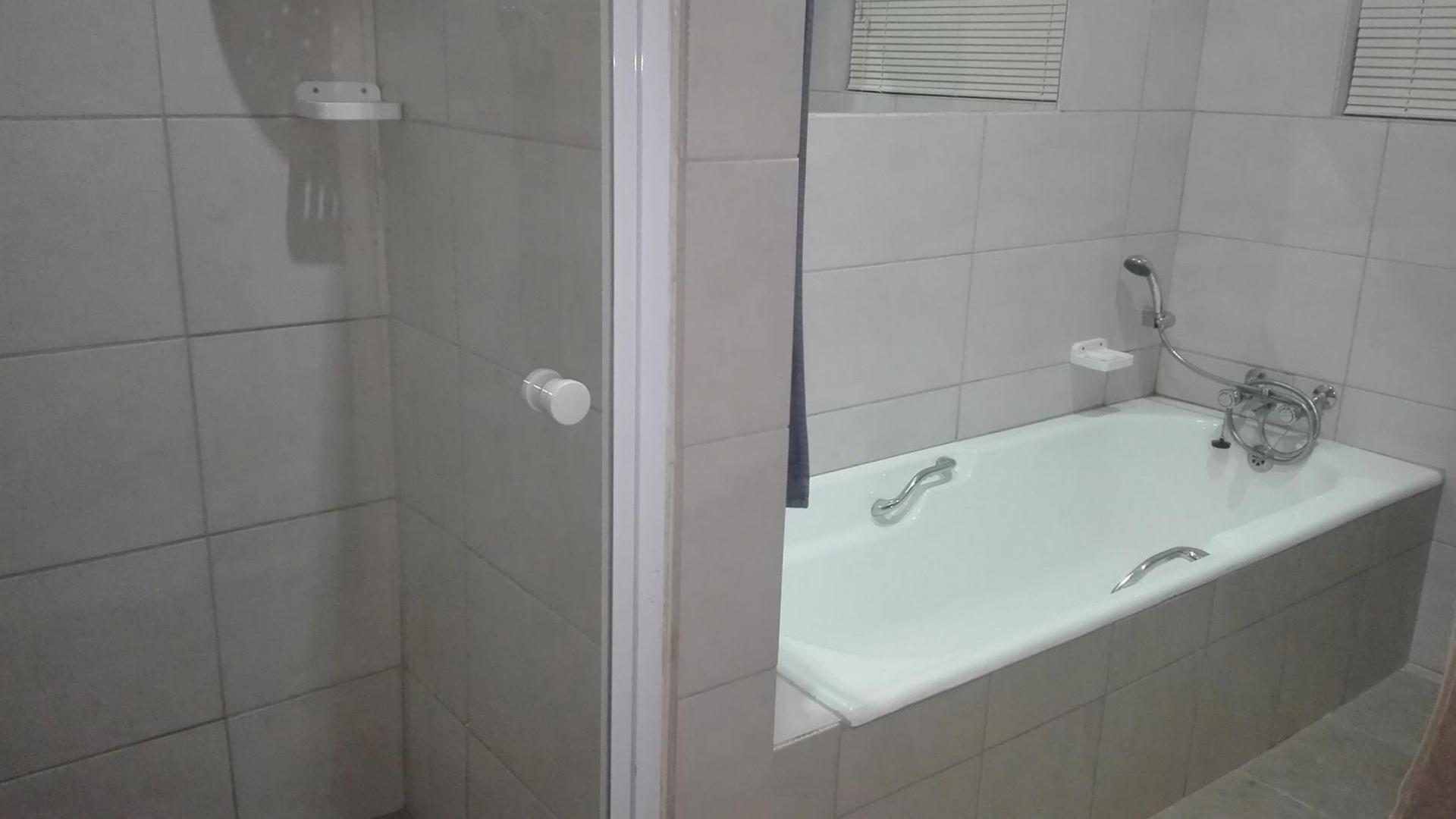 Bathroom 1 - 7 square meters of property in Miederpark