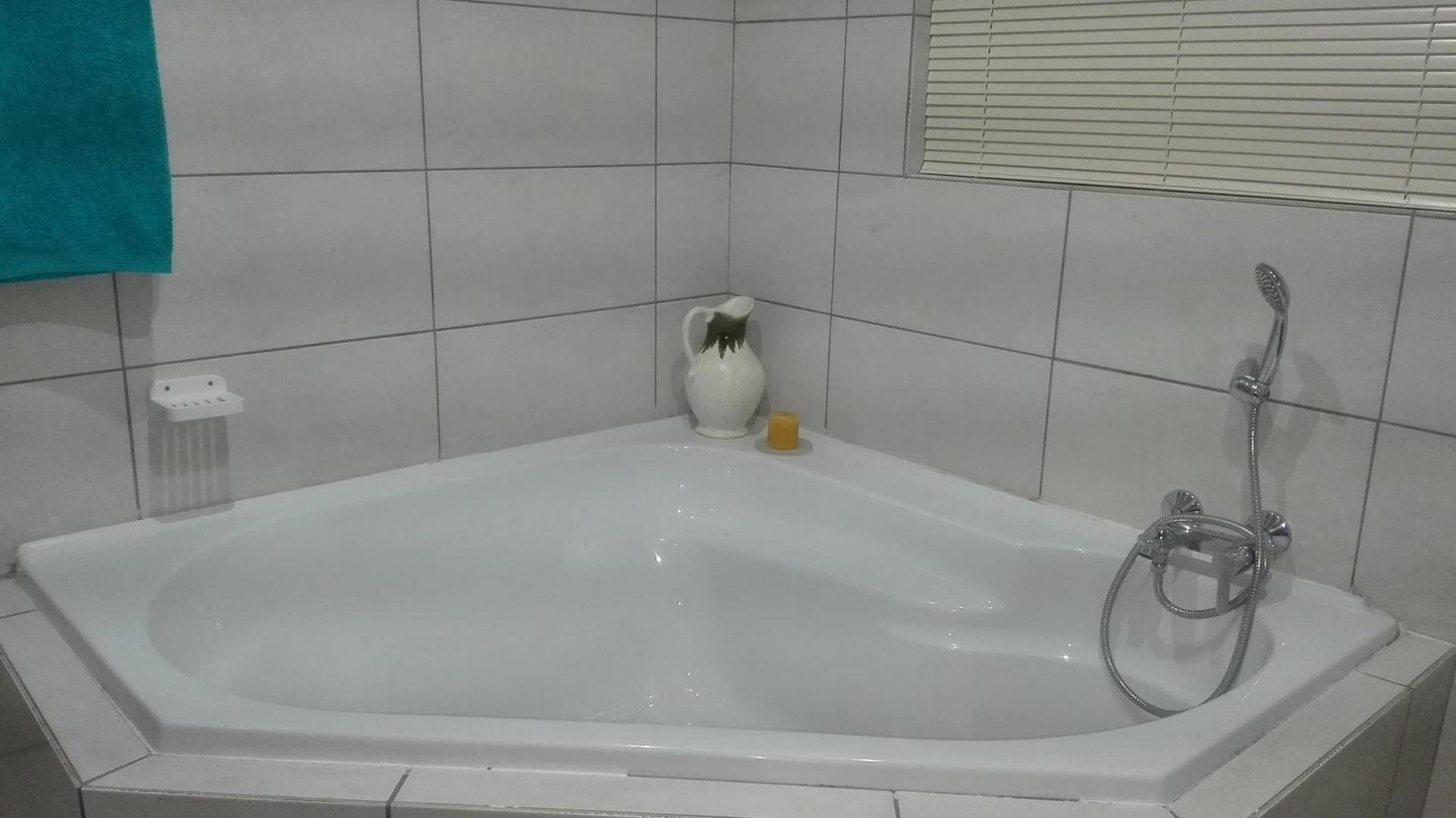 Main Bathroom - 11 square meters of property in Miederpark