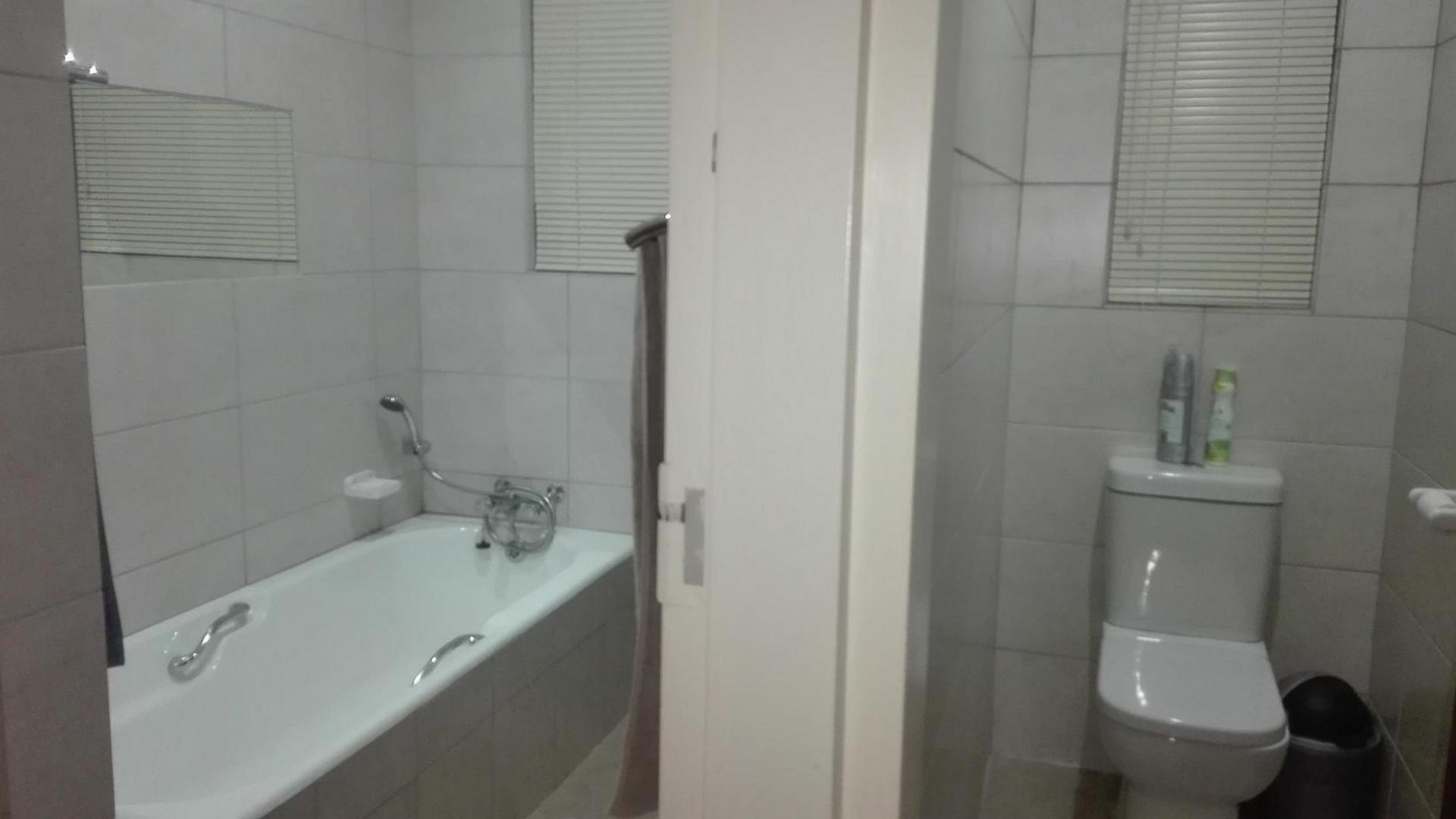 Bathroom 1 - 7 square meters of property in Miederpark