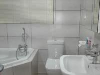 Main Bathroom - 11 square meters of property in Miederpark