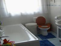 Bathroom 1 - 7 square meters of property in Robertson