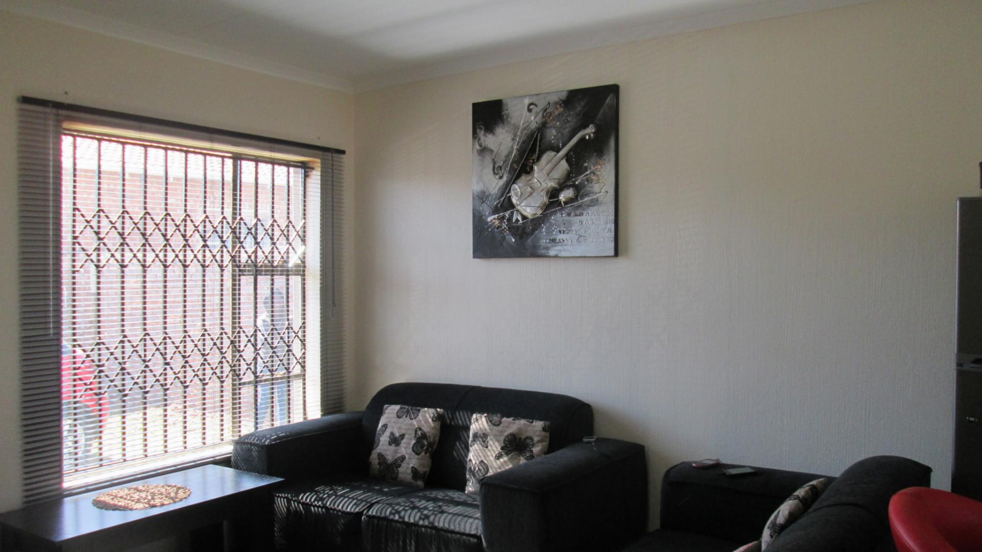 Lounges - 10 square meters of property in Sharon Park