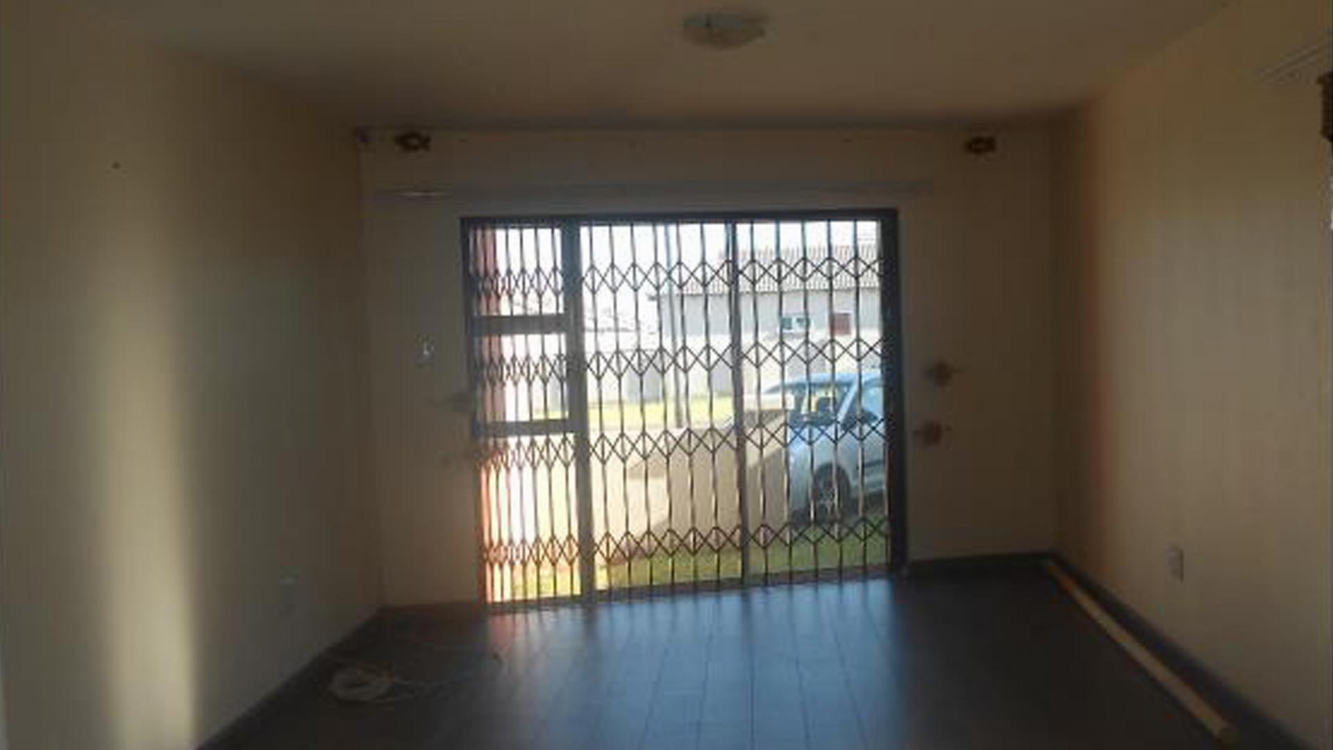 Lounges - 17 square meters of property in Emalahleni (Witbank) 