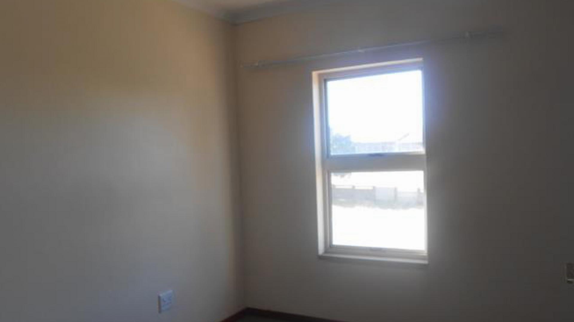 Bed Room 1 - 11 square meters of property in Emalahleni (Witbank) 
